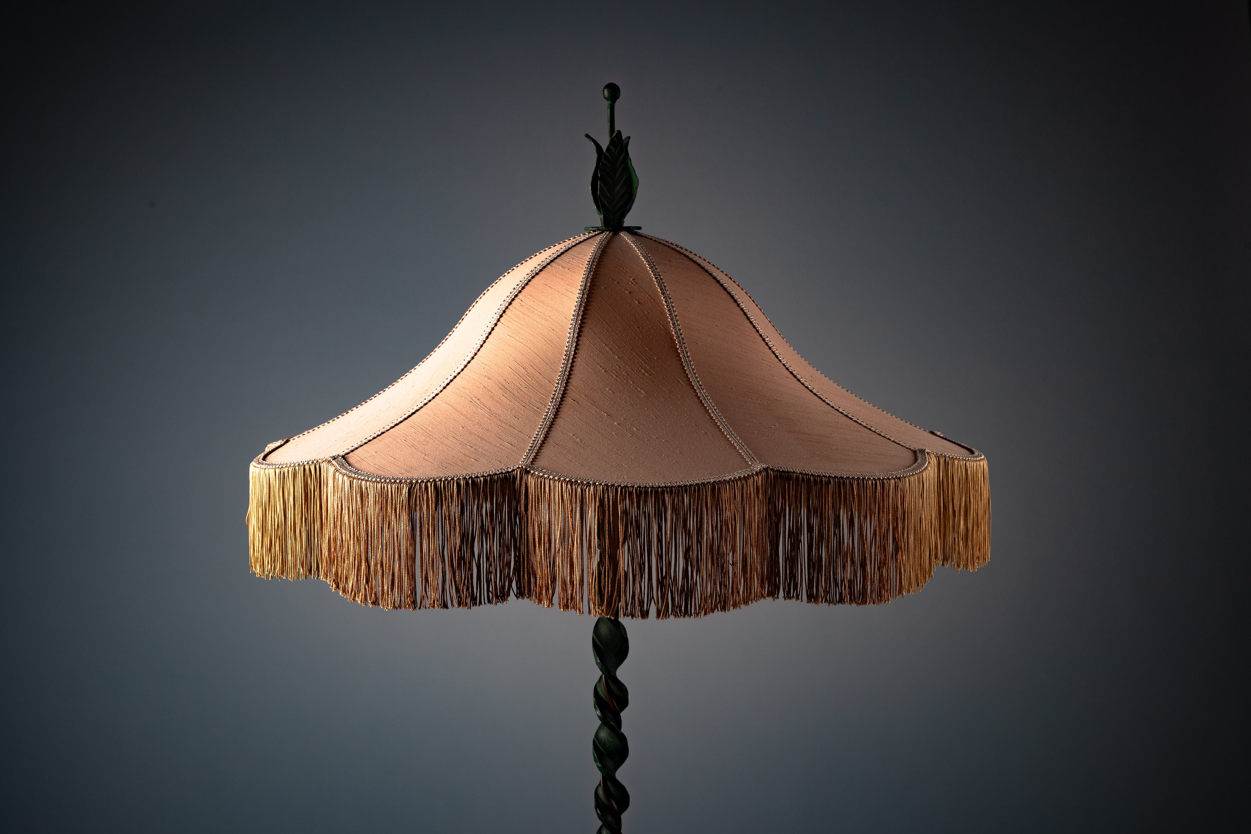 Taidetakomo_Hakkarainen,_Finnish_1930s_floor_lamp