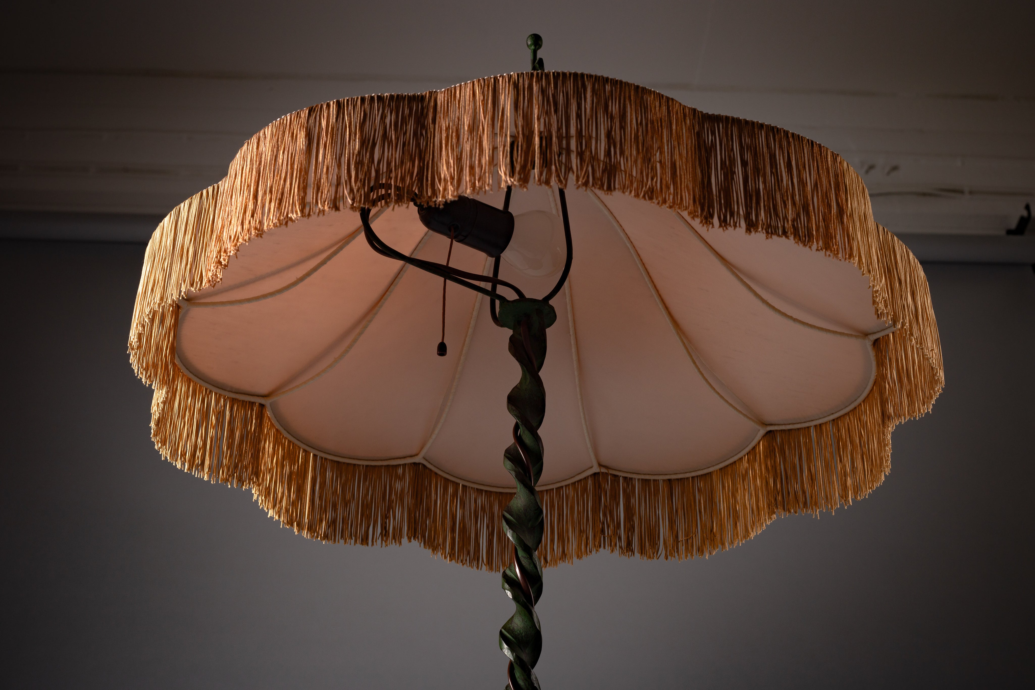 Taidetakomo_Hakkarainen,_Finnish_1930s_floor_lamp