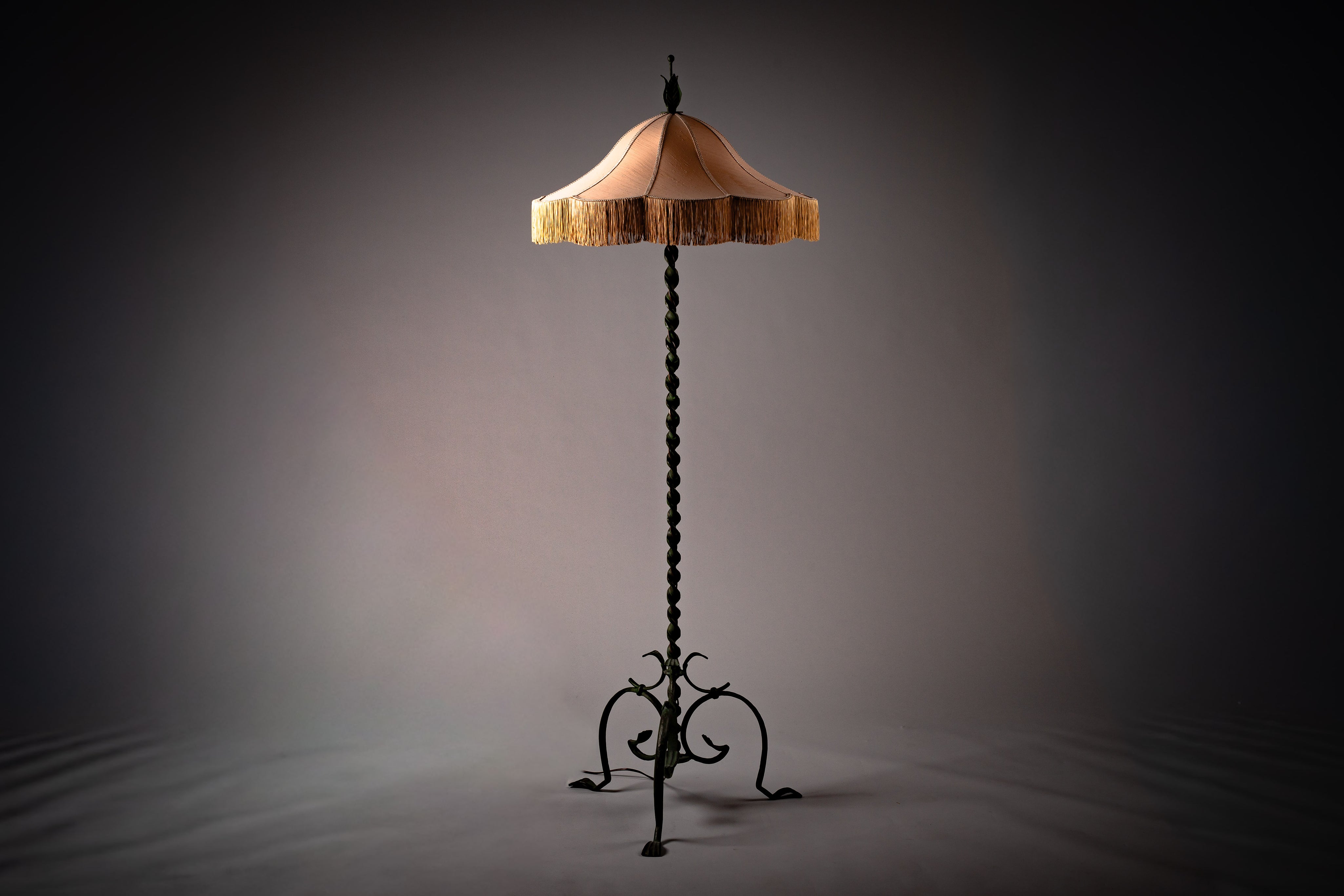 Taidetakomo_Hakkarainen,_Finnish_1930s_floor_lamp