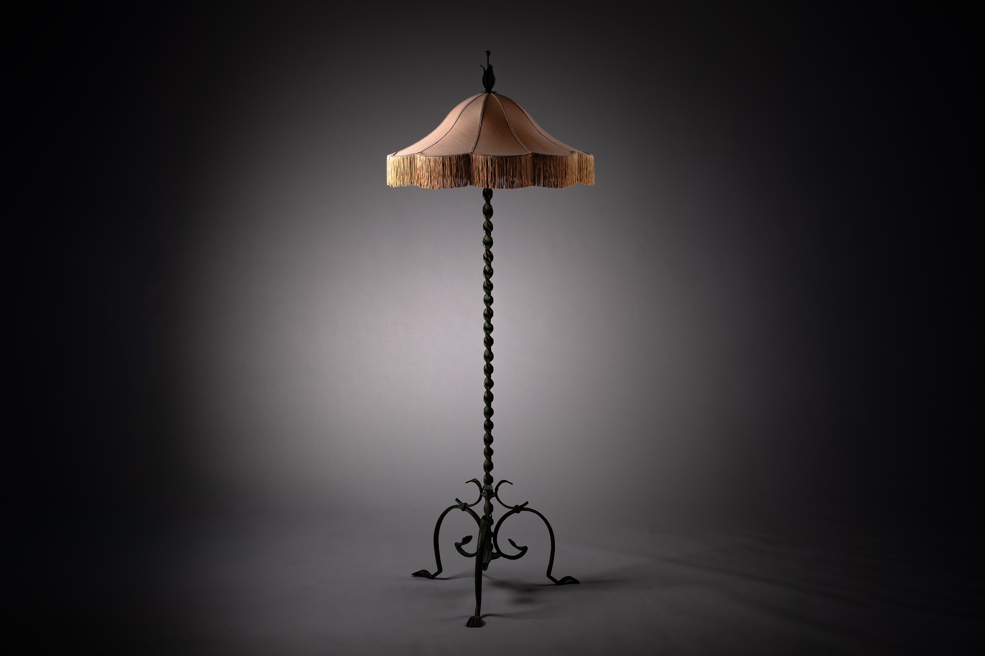 Taidetakomo_Hakkarainen,_Finnish_1930s_floor_lamp