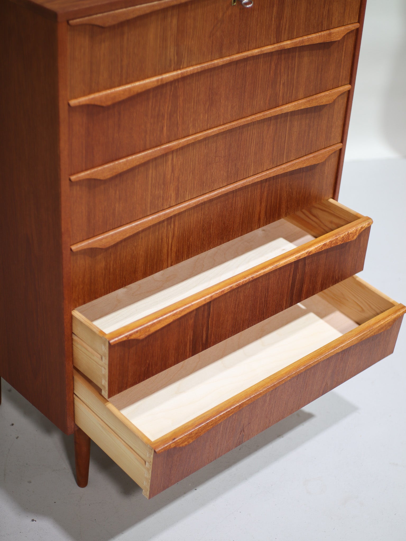 Tall_chest_of_drawers_teak_wood_vintage_Danish