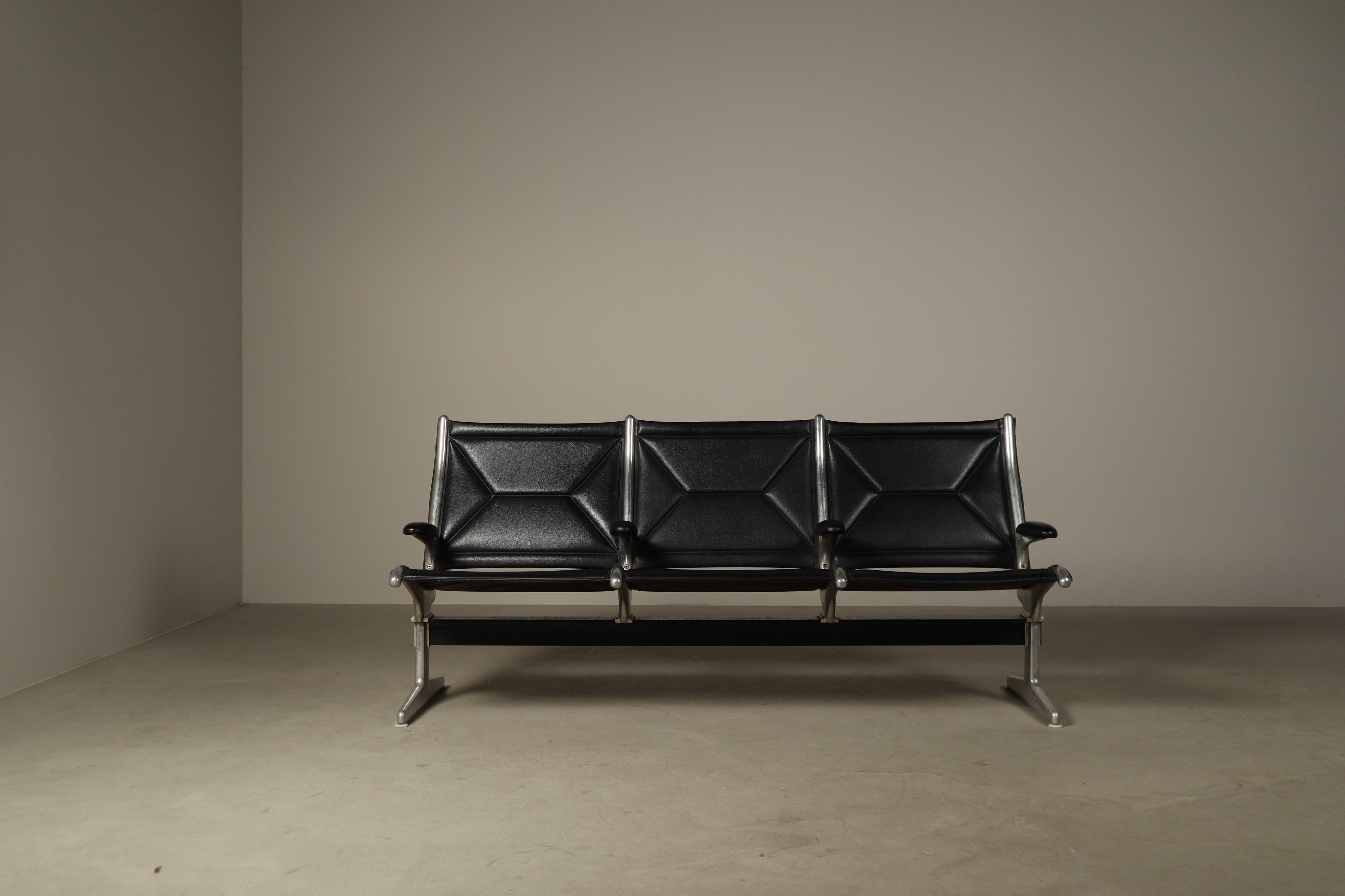 Tandem_Sling_Three-Seat_Bench_by_Charles_and_Ray_Eames,_1962,_Early_Production