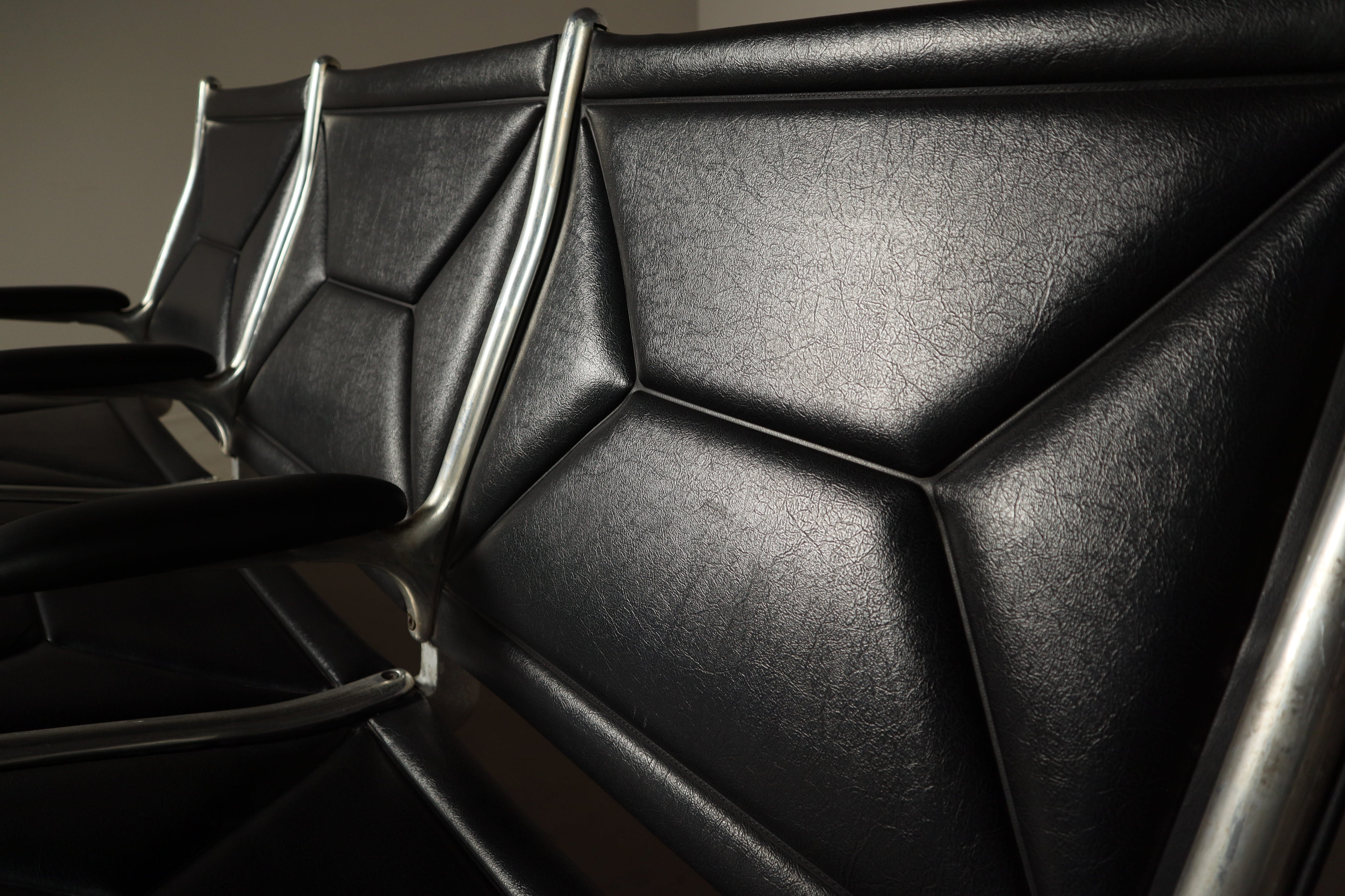 Tandem_Sling_Three-Seat_Bench_by_Charles_and_Ray_Eames,_1962,_Early_Production