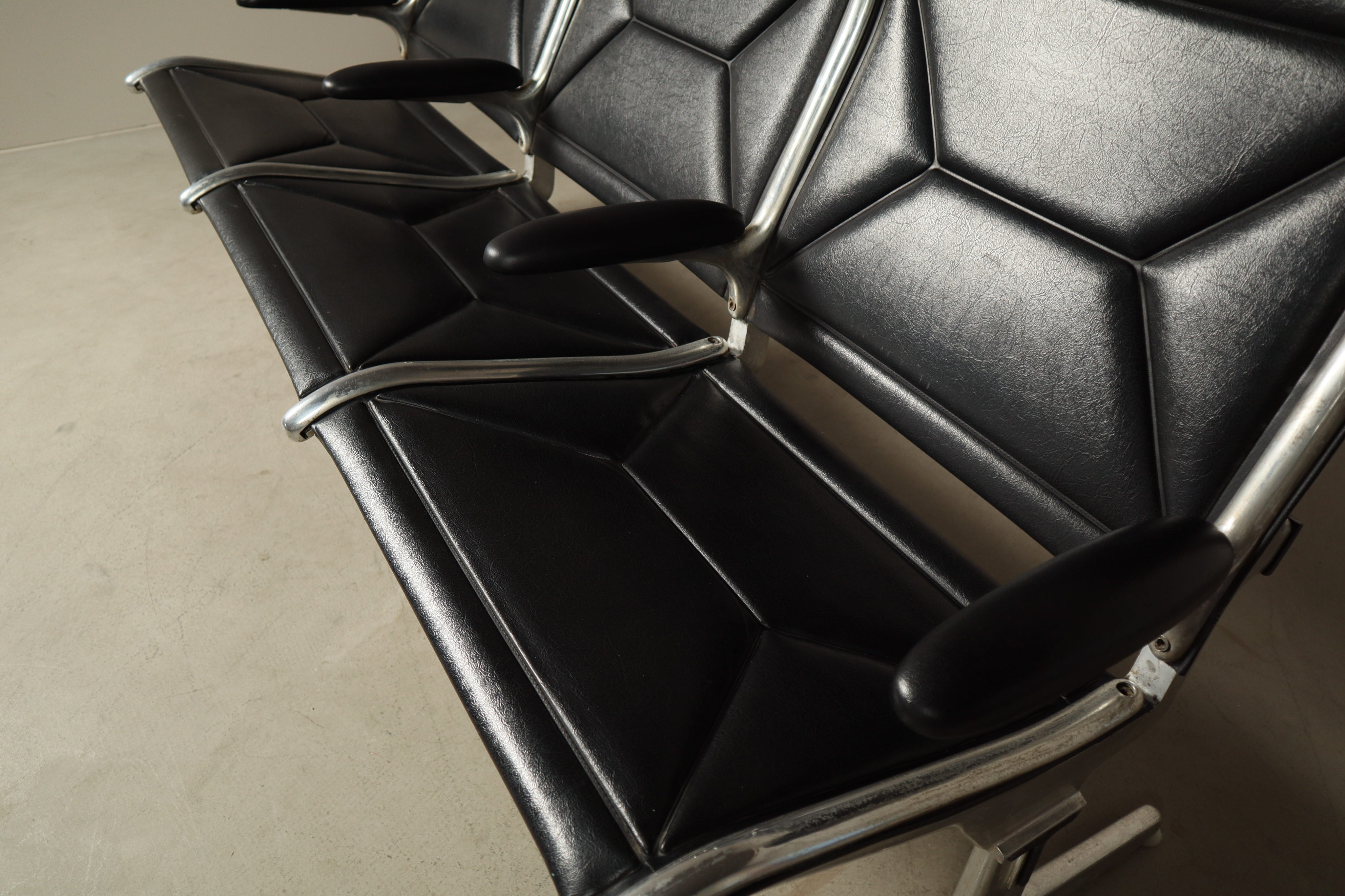 Tandem_Sling_Three-Seat_Bench_by_Charles_and_Ray_Eames,_1962,_Early_Production