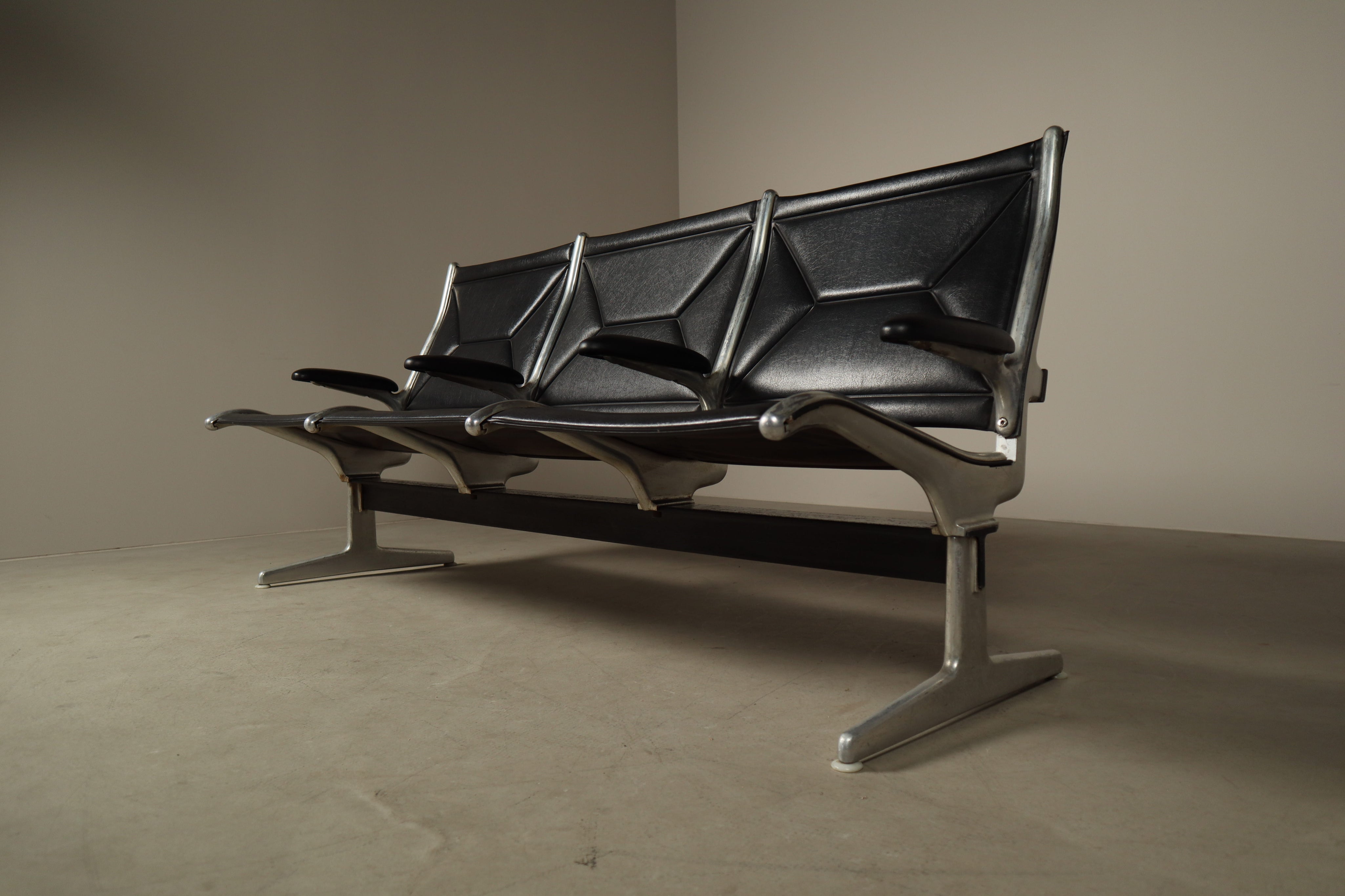 Tandem_Sling_Three-Seat_Bench_by_Charles_and_Ray_Eames,_1962,_Early_Production