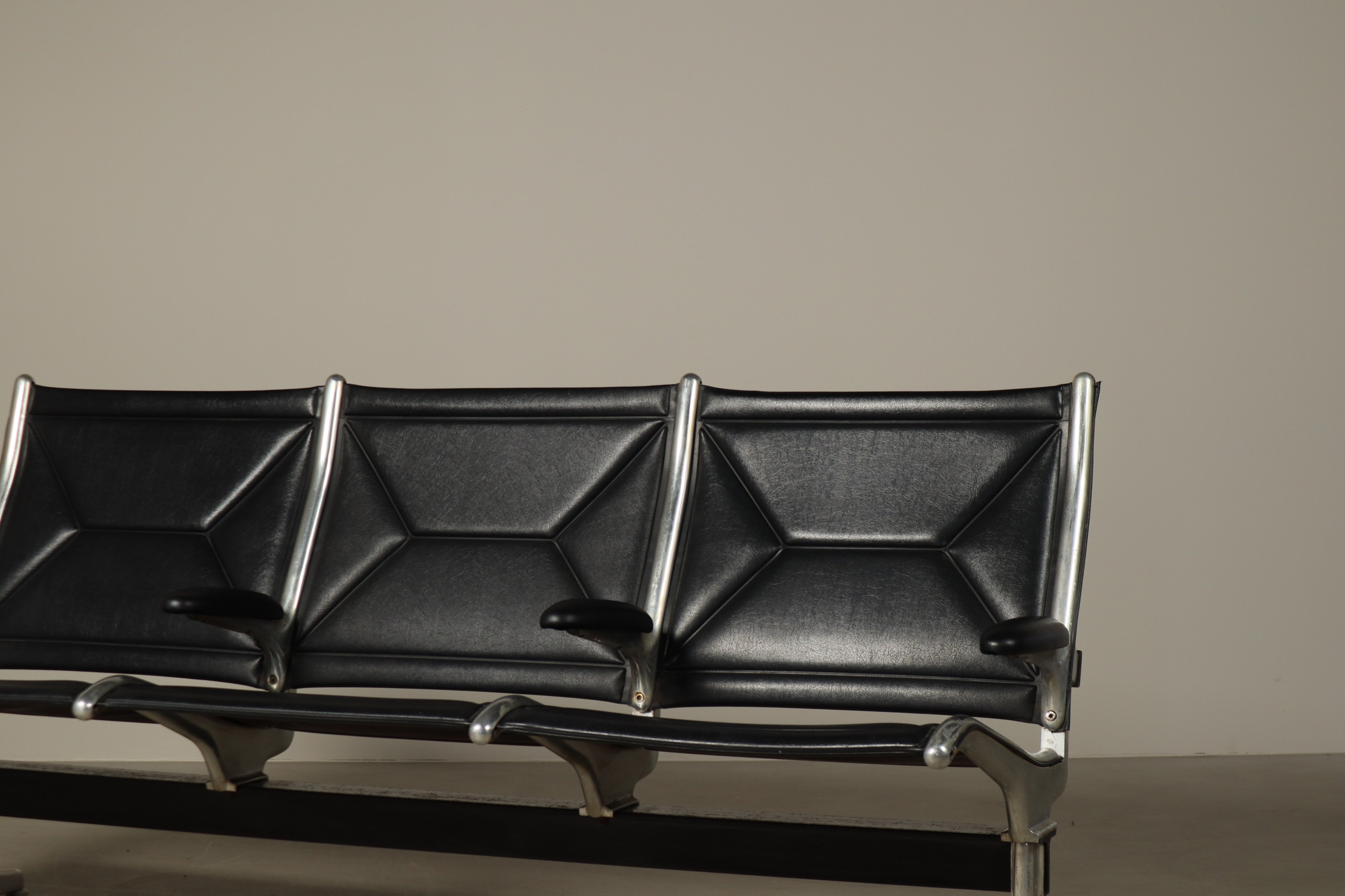 Tandem_Sling_Three-Seat_Bench_by_Charles_and_Ray_Eames,_1962,_Early_Production