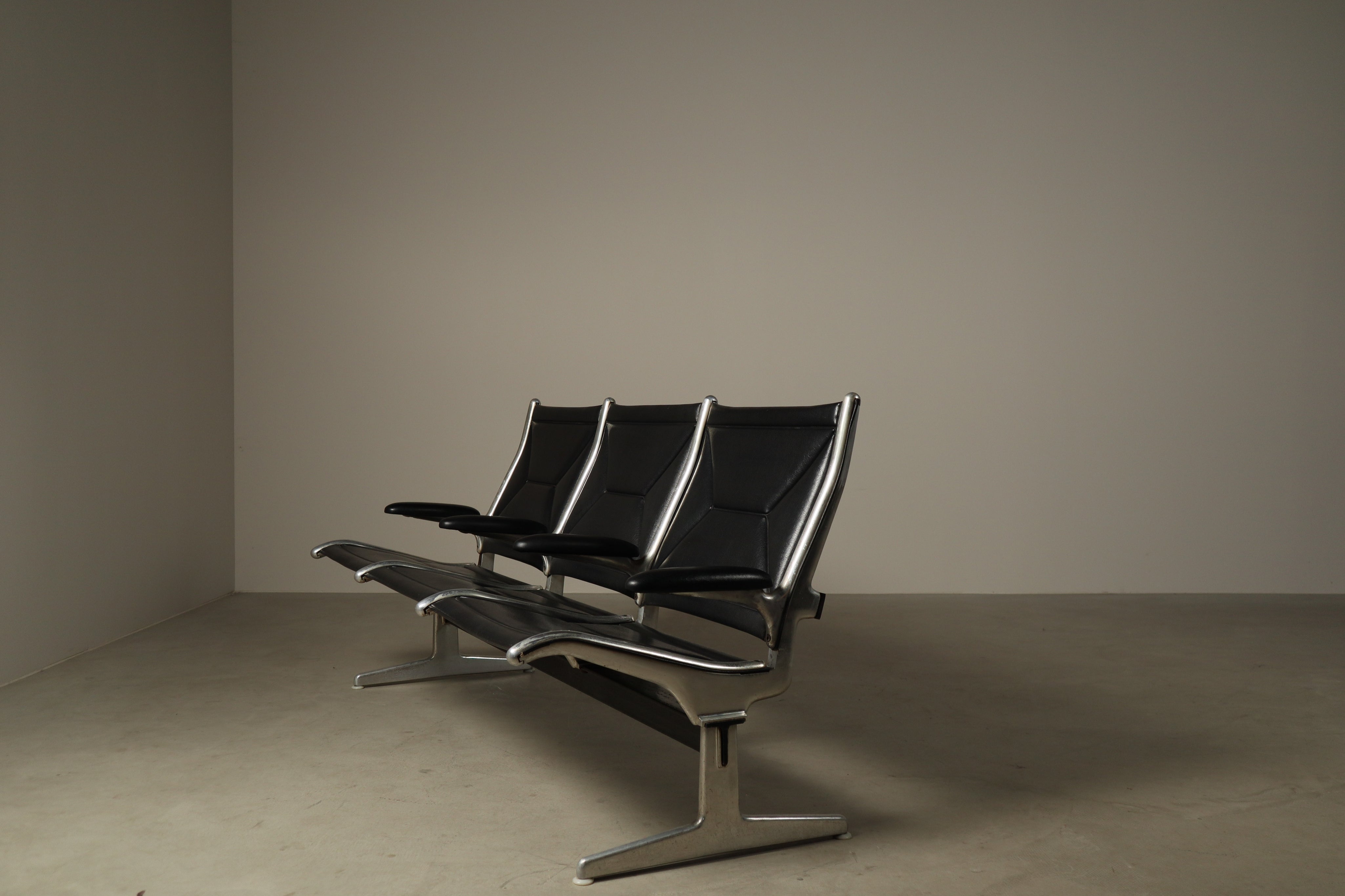 Tandem_Sling_Three-Seat_Bench_by_Charles_and_Ray_Eames,_1962,_Early_Production