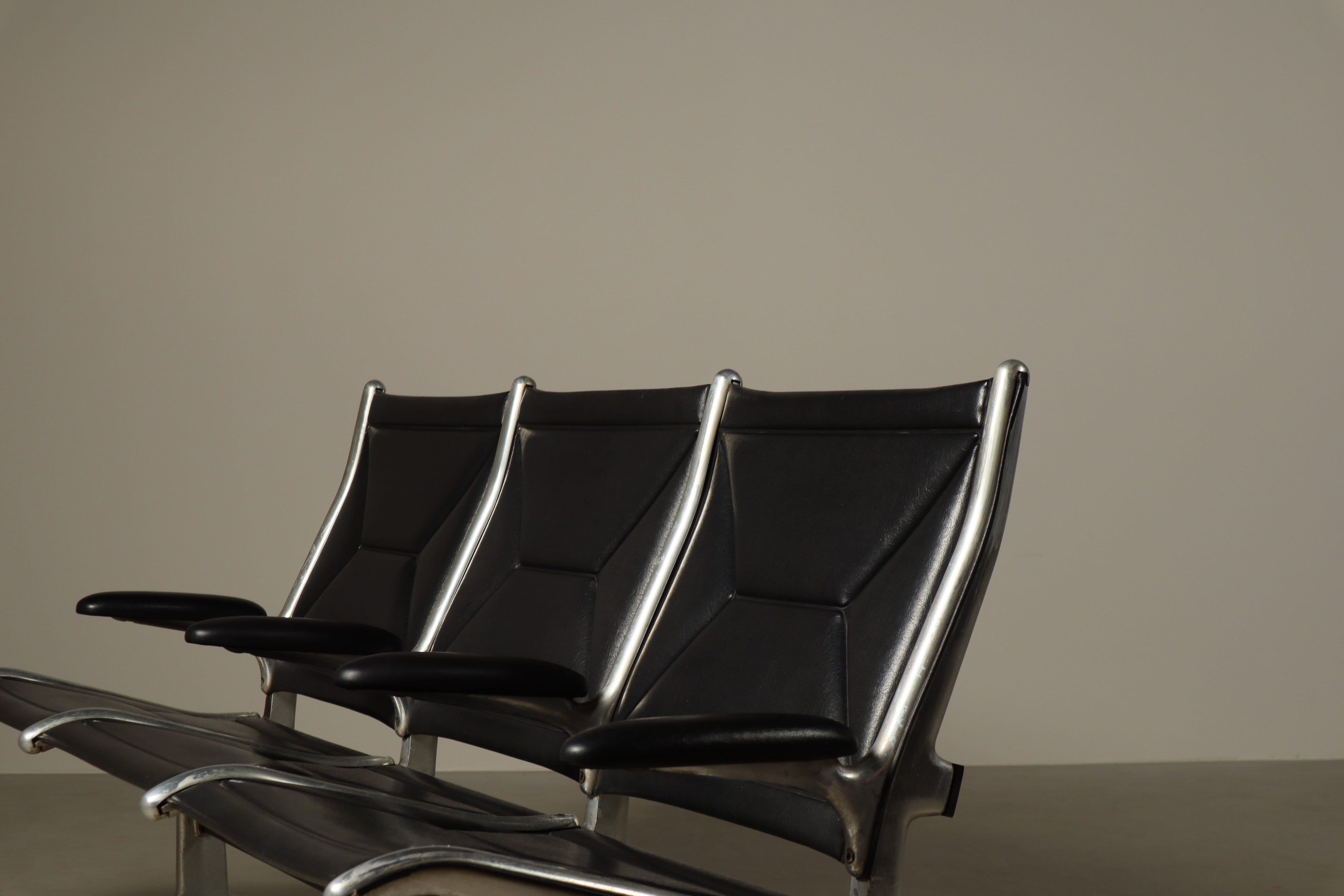 Tandem_Sling_Three-Seat_Bench_by_Charles_and_Ray_Eames,_1962,_Early_Production