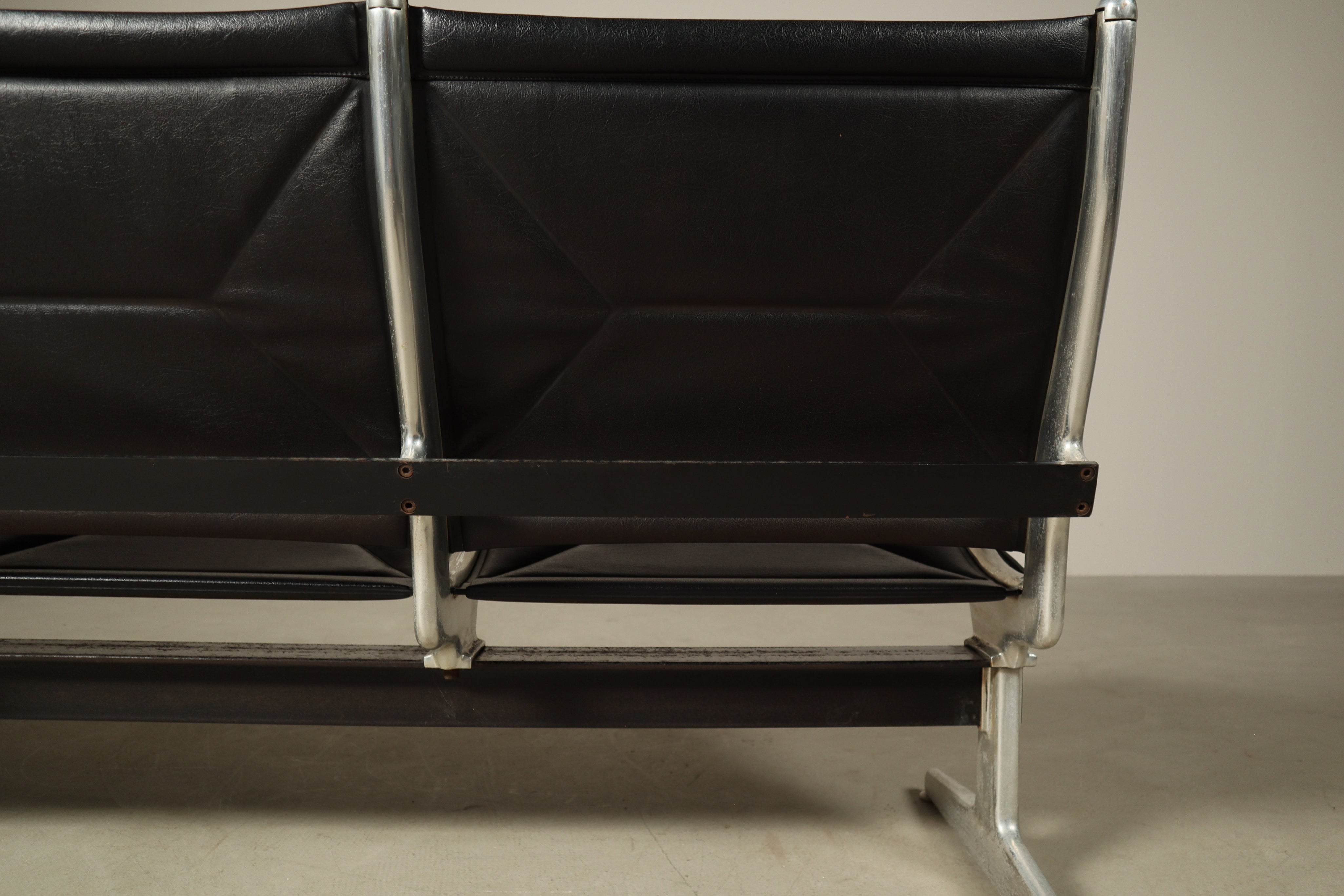 Tandem_Sling_Three-Seat_Bench_by_Charles_and_Ray_Eames,_1962,_Early_Production