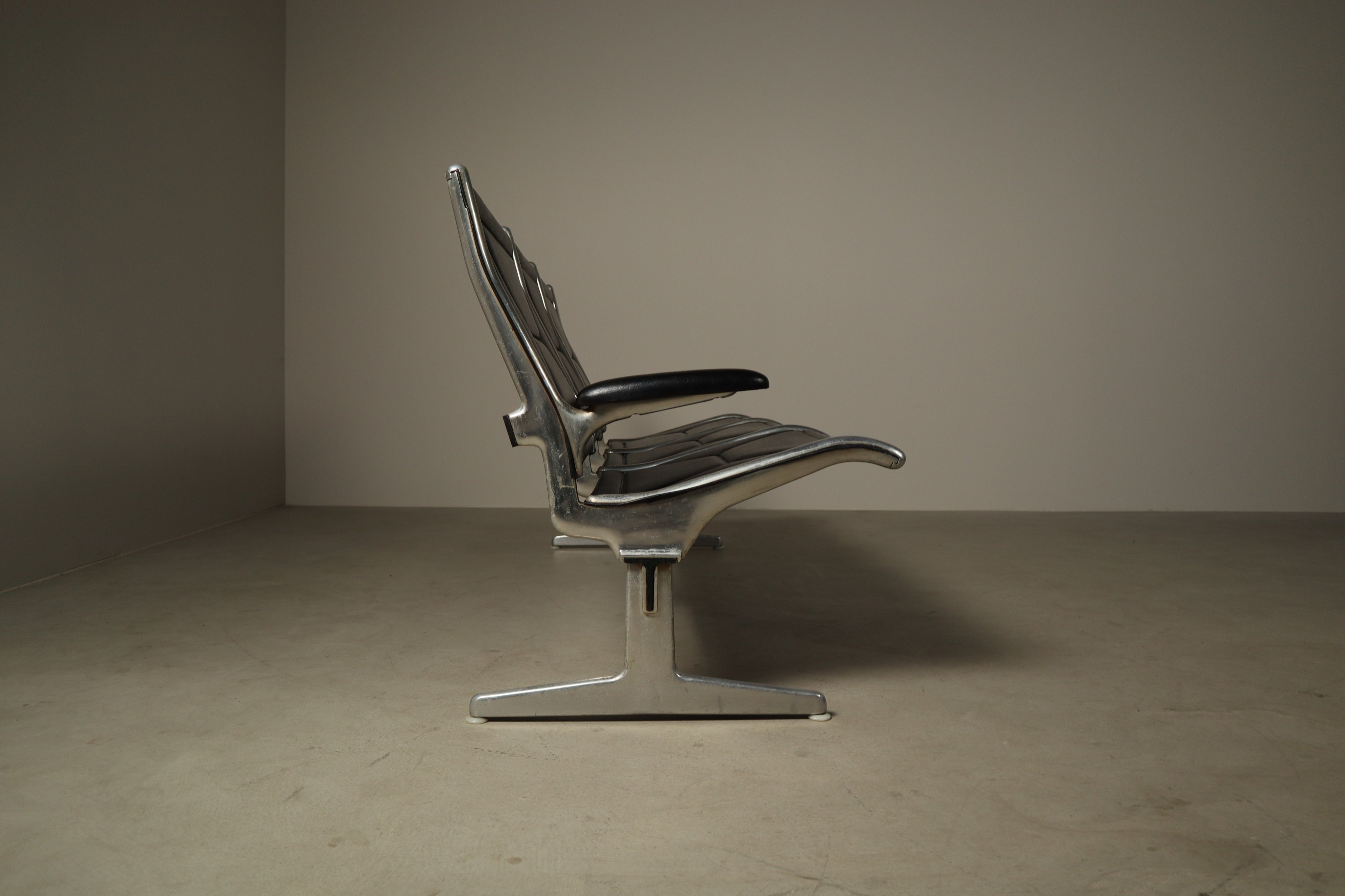 Tandem_Sling_Three-Seat_Bench_by_Charles_and_Ray_Eames,_1962,_Early_Production