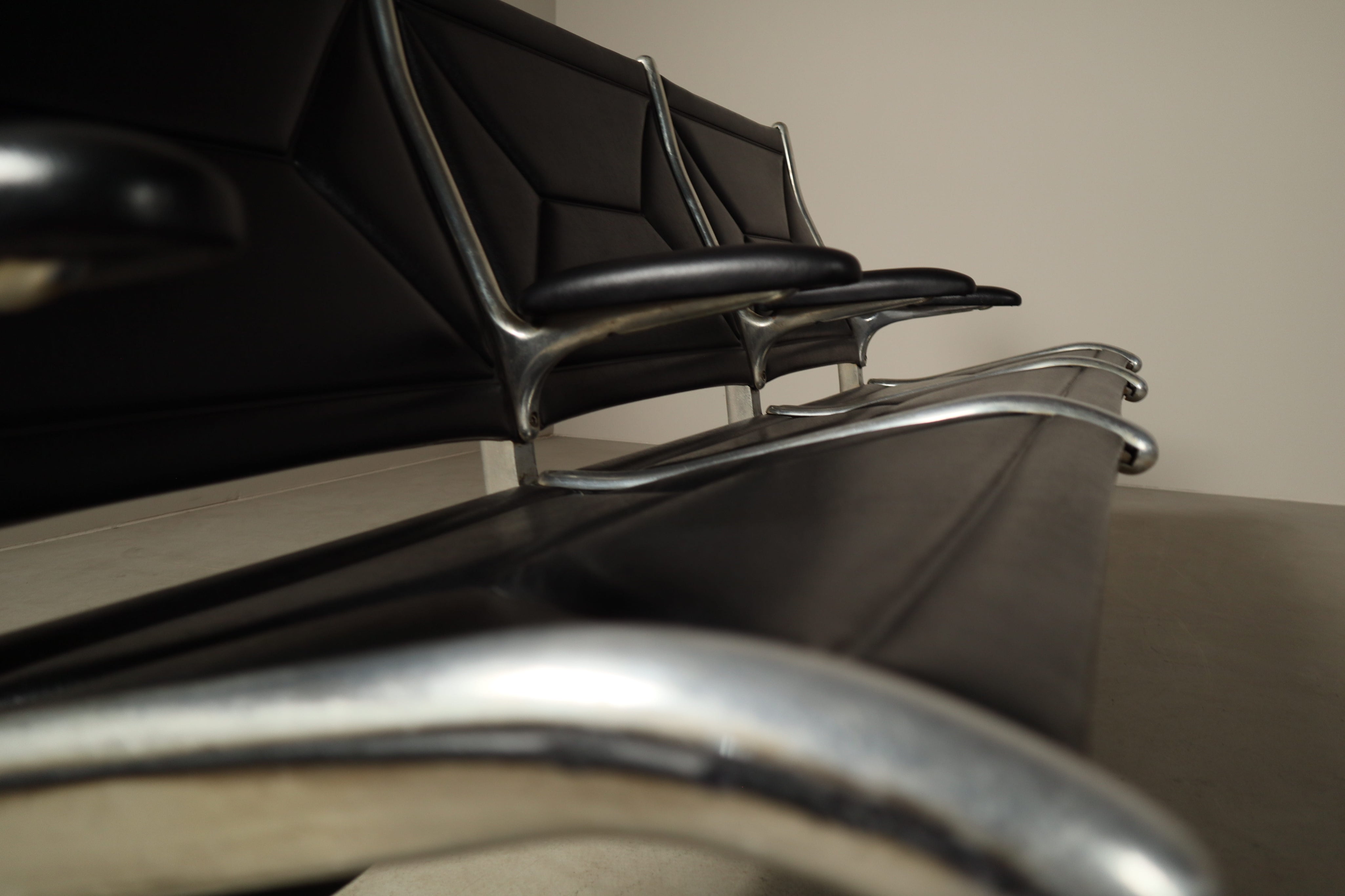 Tandem_Sling_Three-Seat_Bench_by_Charles_and_Ray_Eames,_1962,_Early_Production