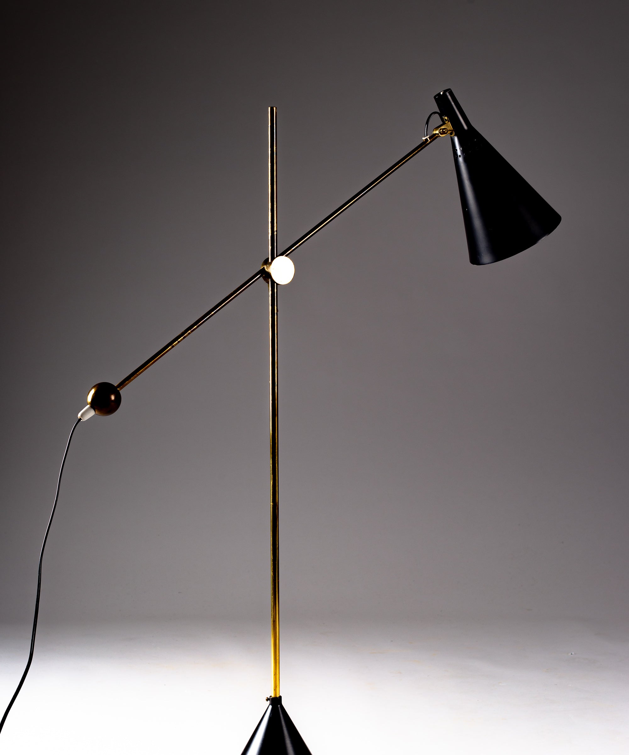 K10-11_Adjustable_Floor_Lamp_by_Tapio_Wirkkala_for_Idman_Oy,_Brass_and_Black_Metal,_Finland,_1950s