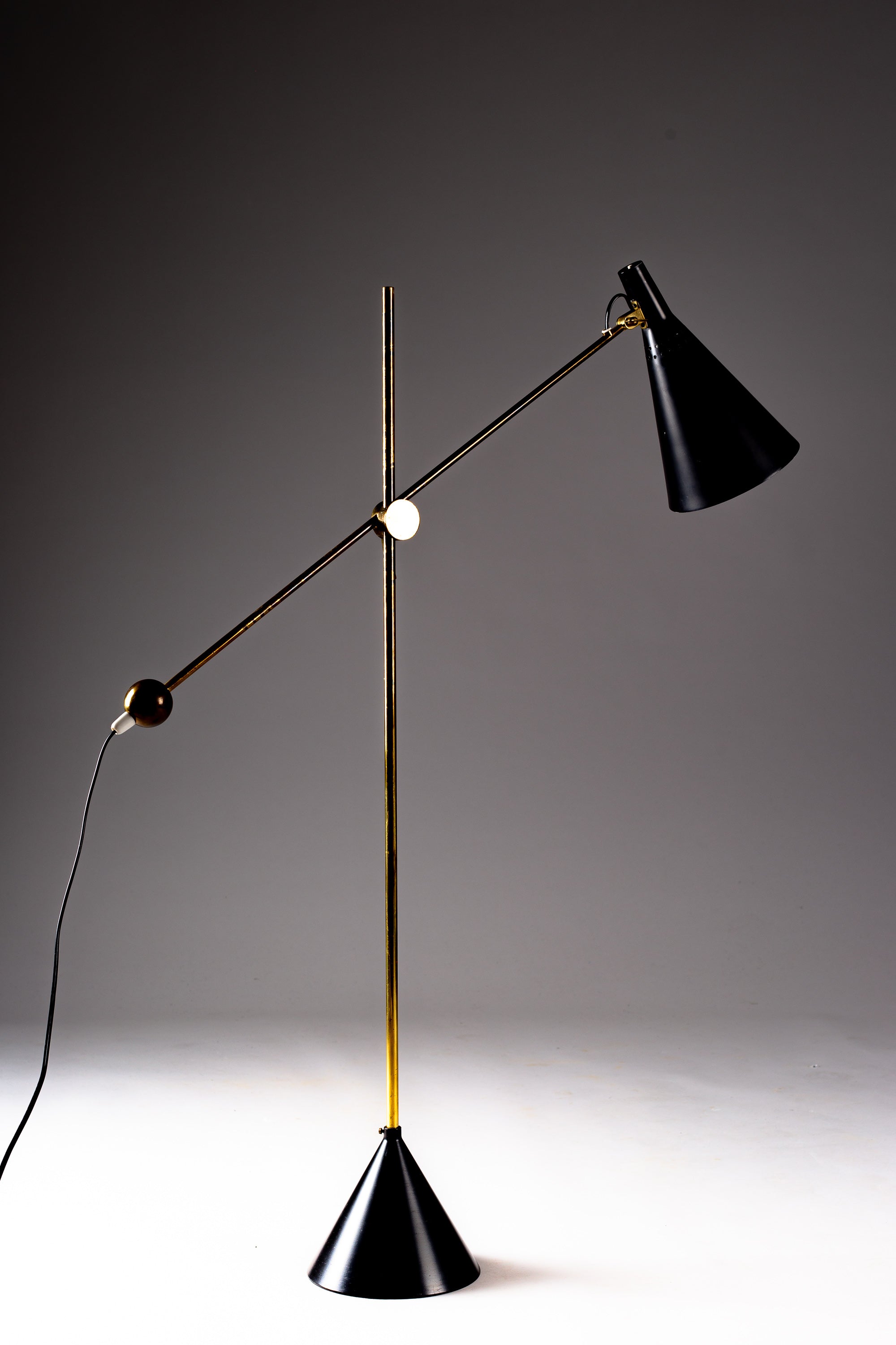 K10-11_Adjustable_Floor_Lamp_by_Tapio_Wirkkala_for_Idman_Oy,_Brass_and_Black_Metal,_Finland,_1950s