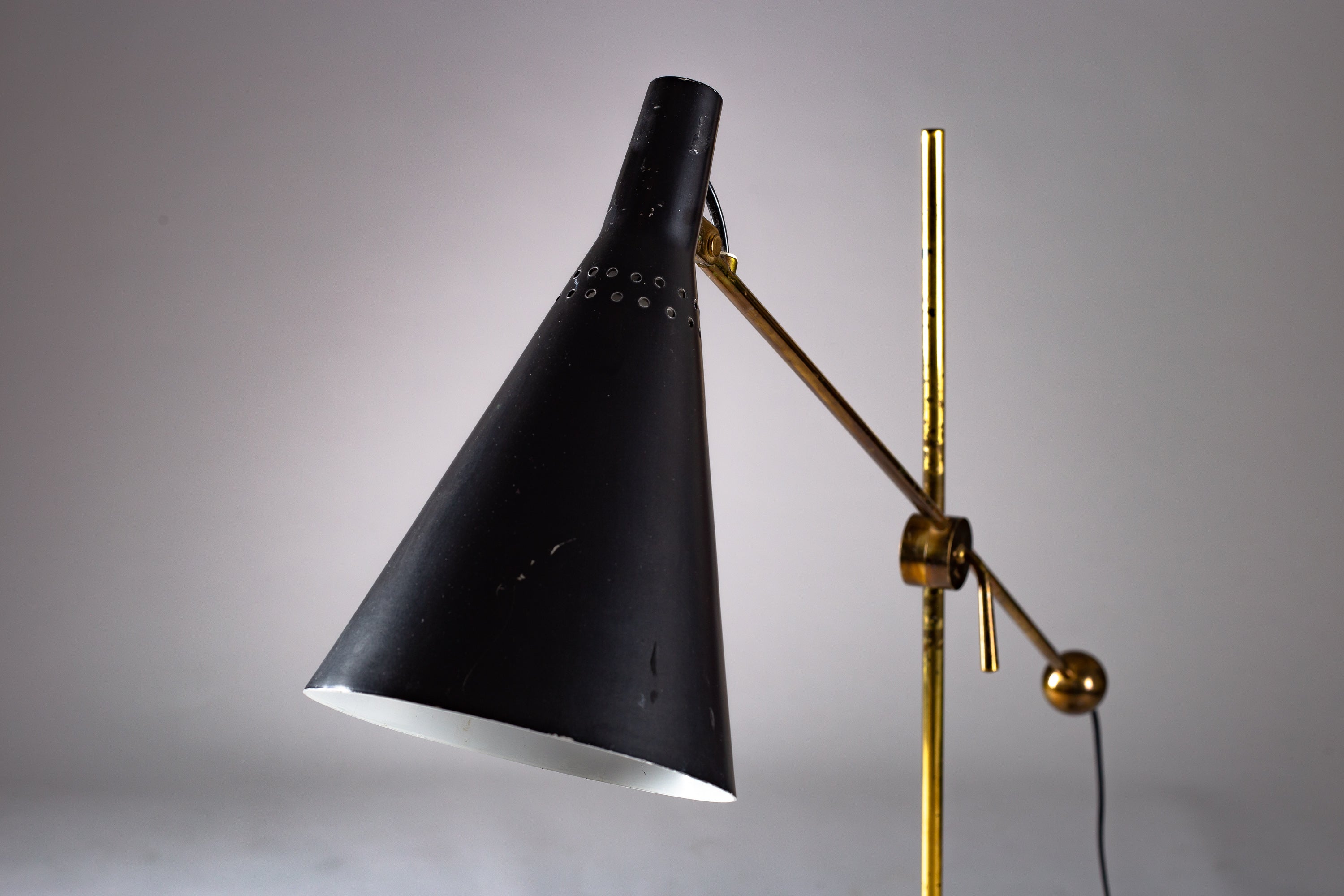K10-11_Adjustable_Floor_Lamp_by_Tapio_Wirkkala_for_Idman_Oy,_Brass_and_Black_Metal,_Finland,_1950s