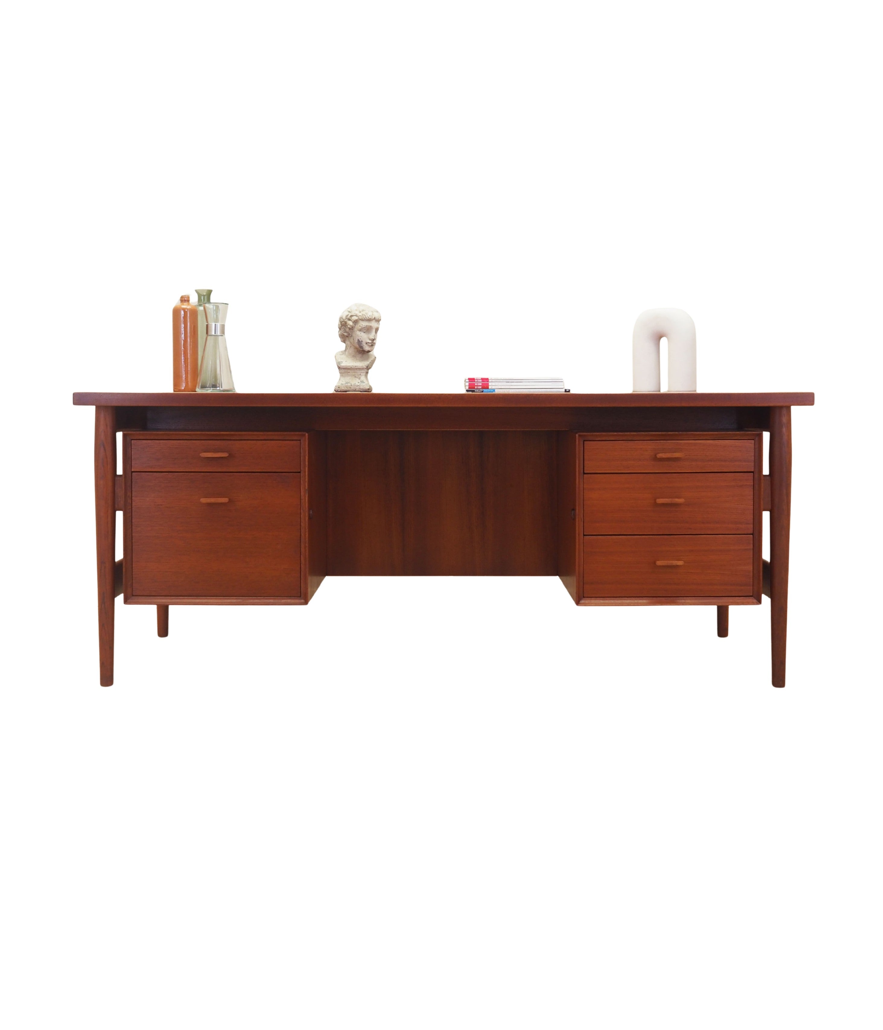 Teak_desk,_Danish_design,_1960s,_designer:_Arne_Vodder,_production:_Sibast
