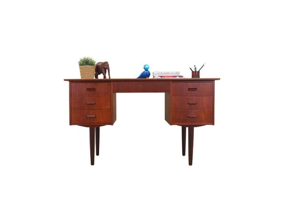 Teak_desk,_Danish_design,_1970s,_production:_Denmark