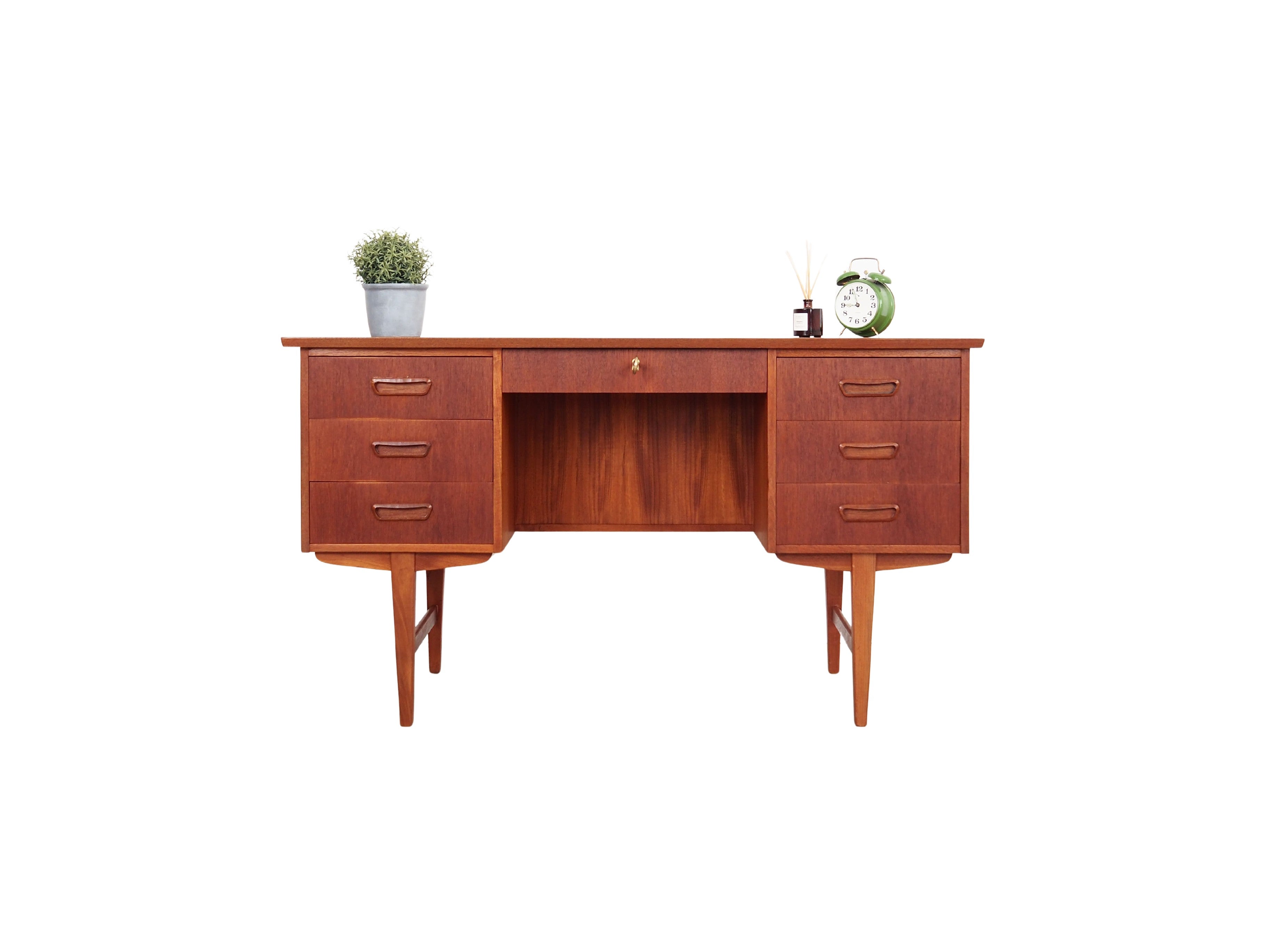 Teak_desk,_Danish_design,_1970s,_production:_Denmark