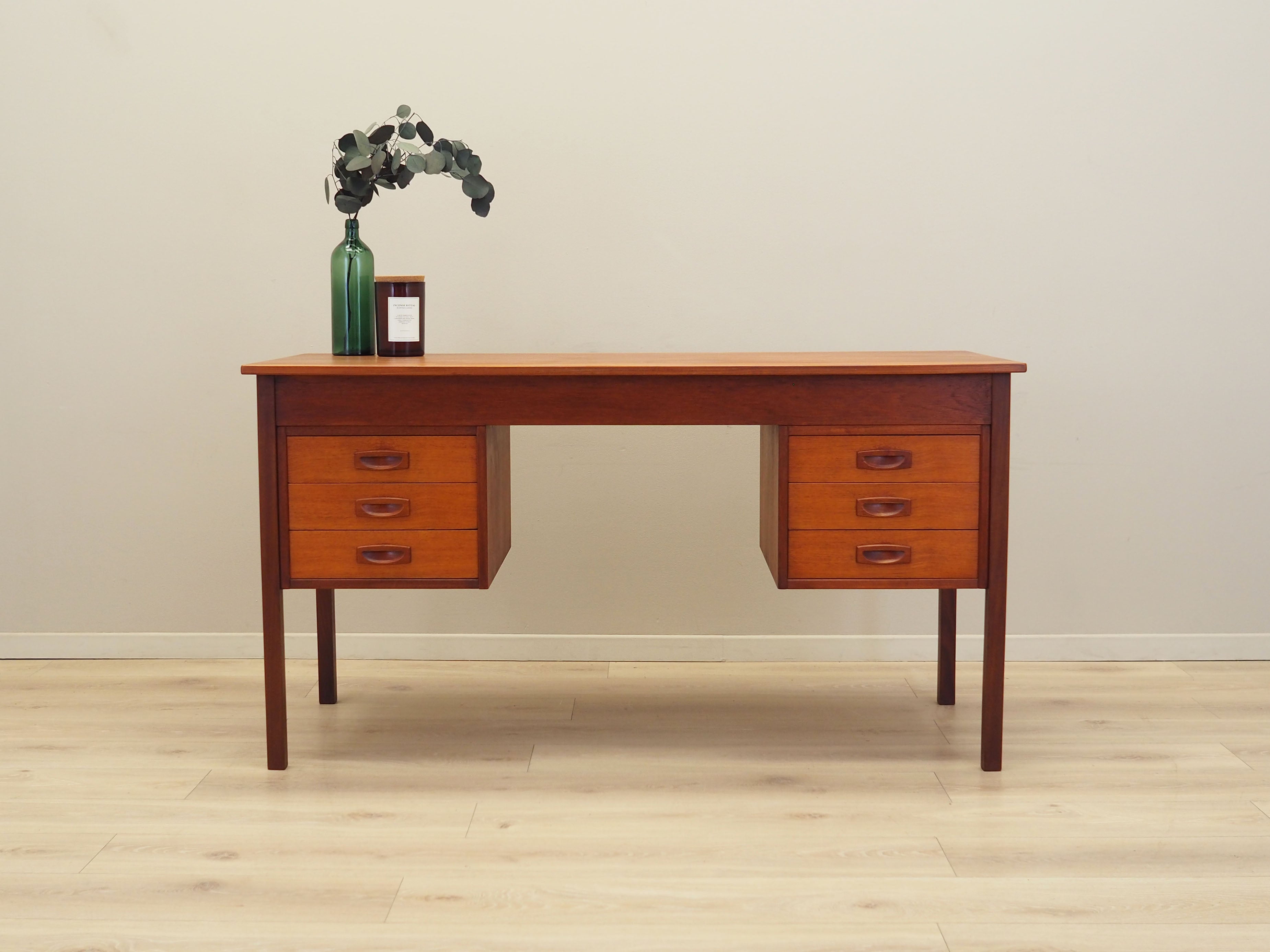Teak_Desk,_Veneer,_1970s,_Denmark