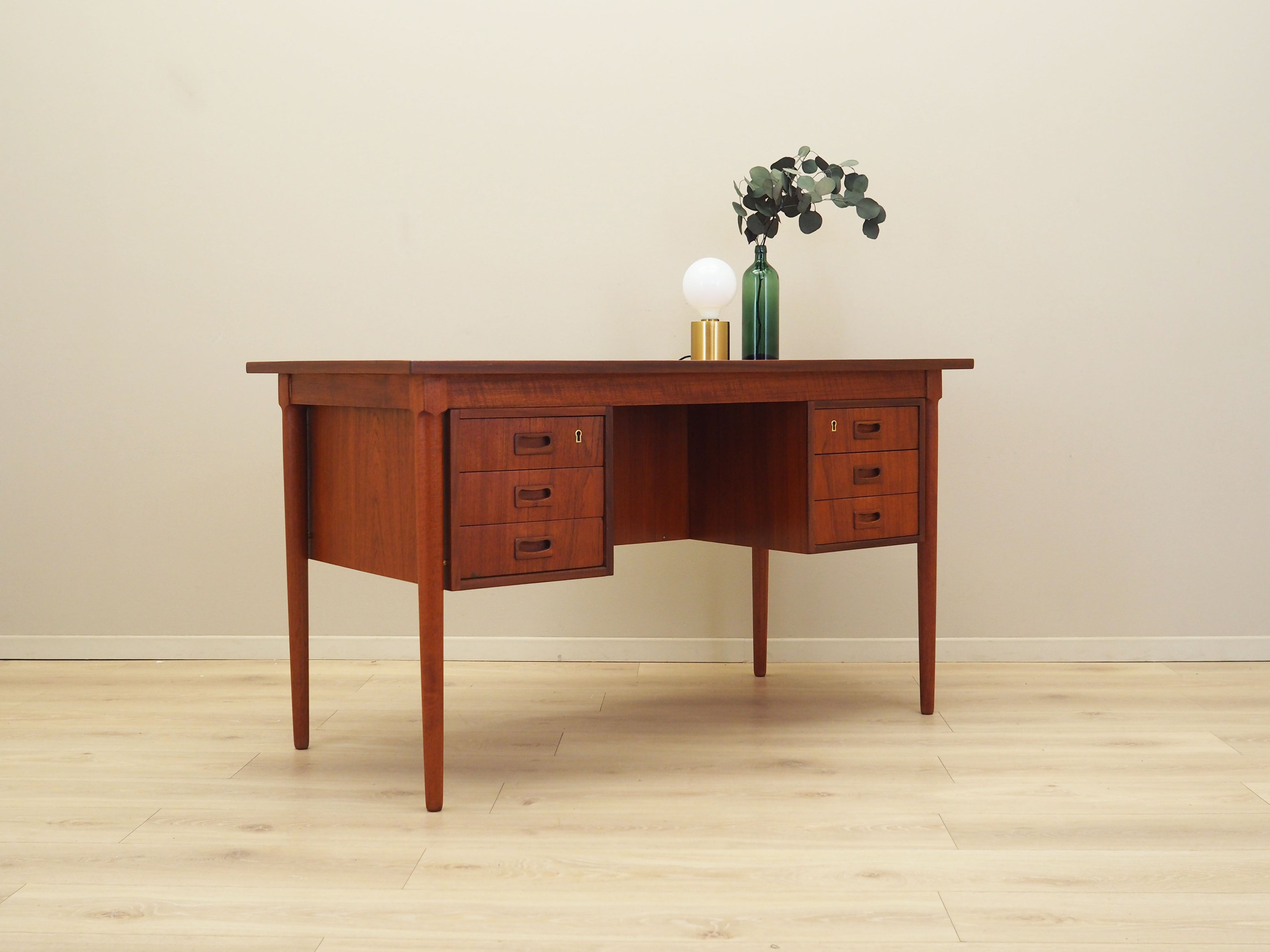 Teak_Desk,_Veneer,_1970s,_Denmark