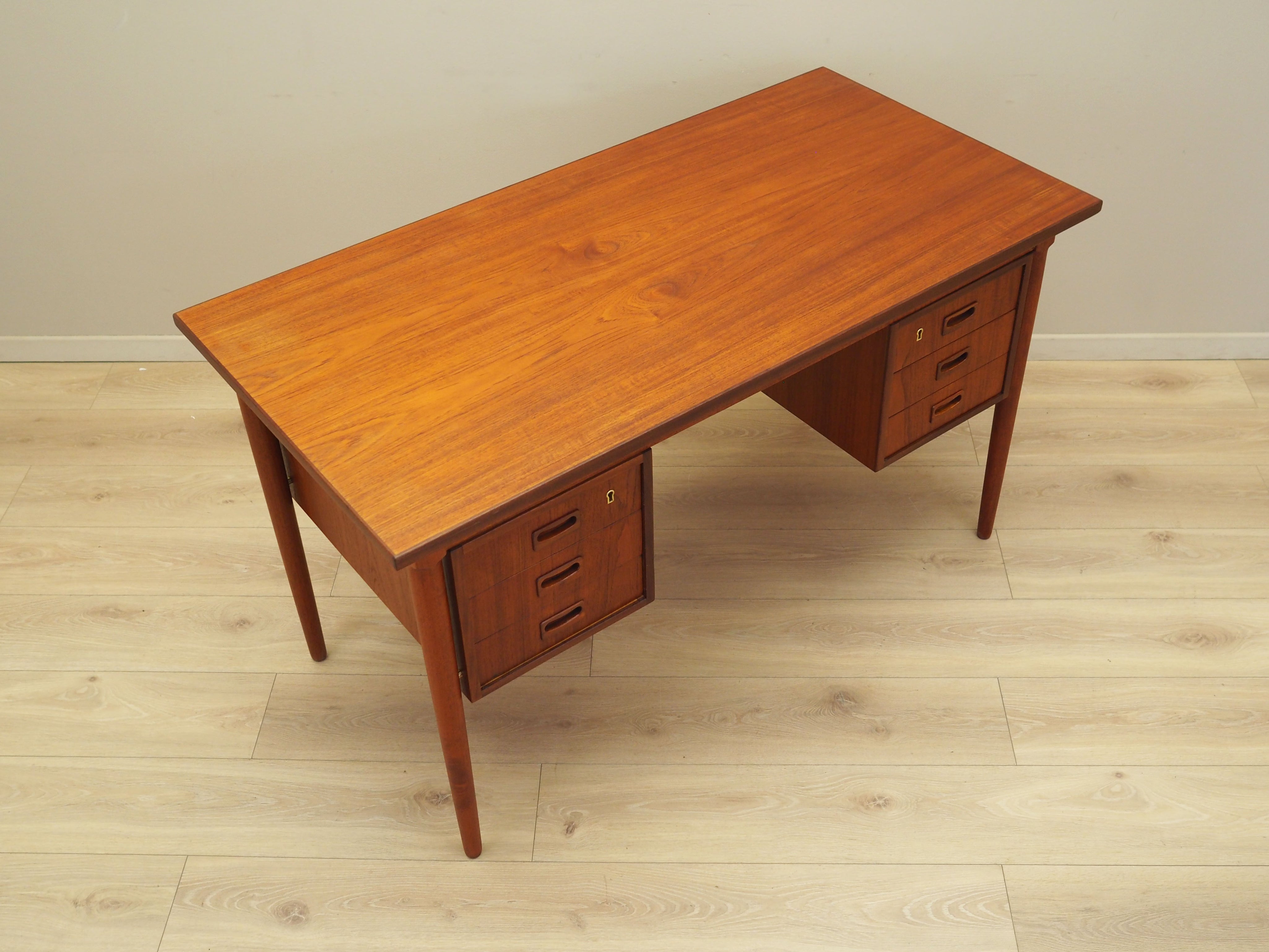 Teak_Desk,_Veneer,_1970s,_Denmark