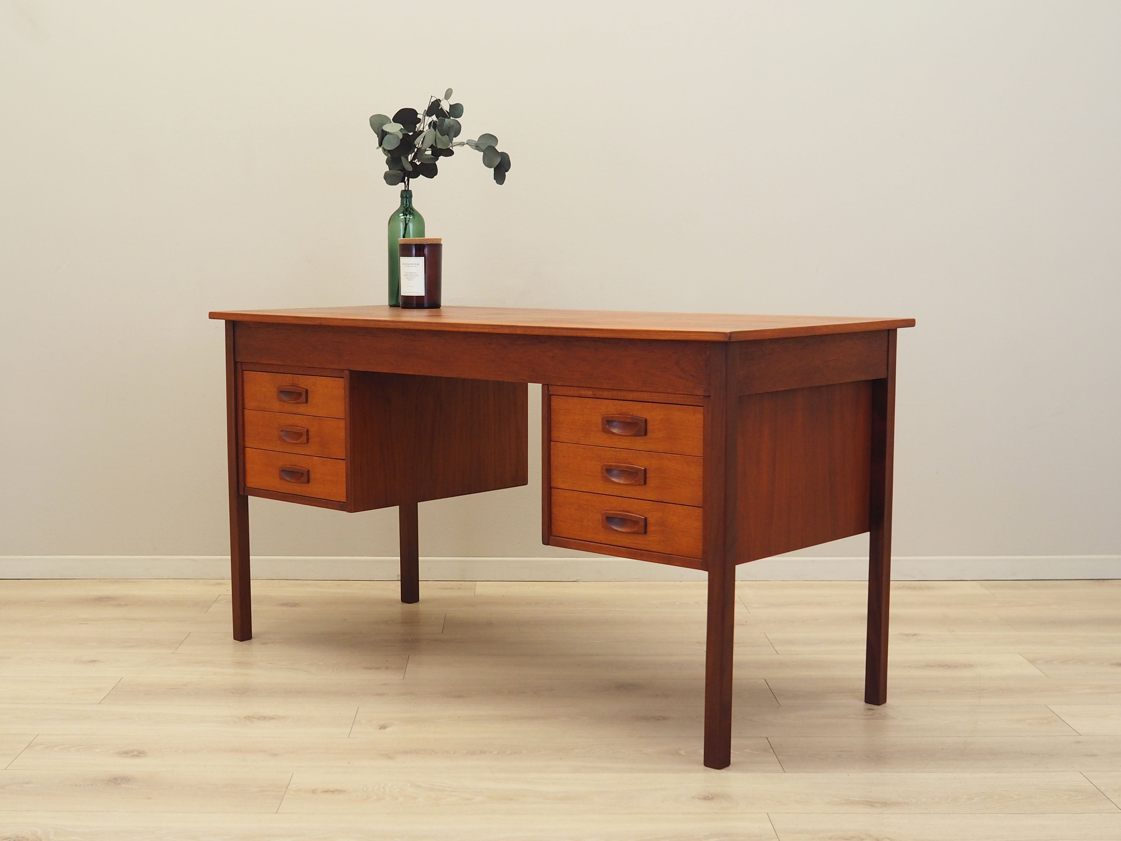 Teak_Desk,_Veneer,_1970s,_Denmark