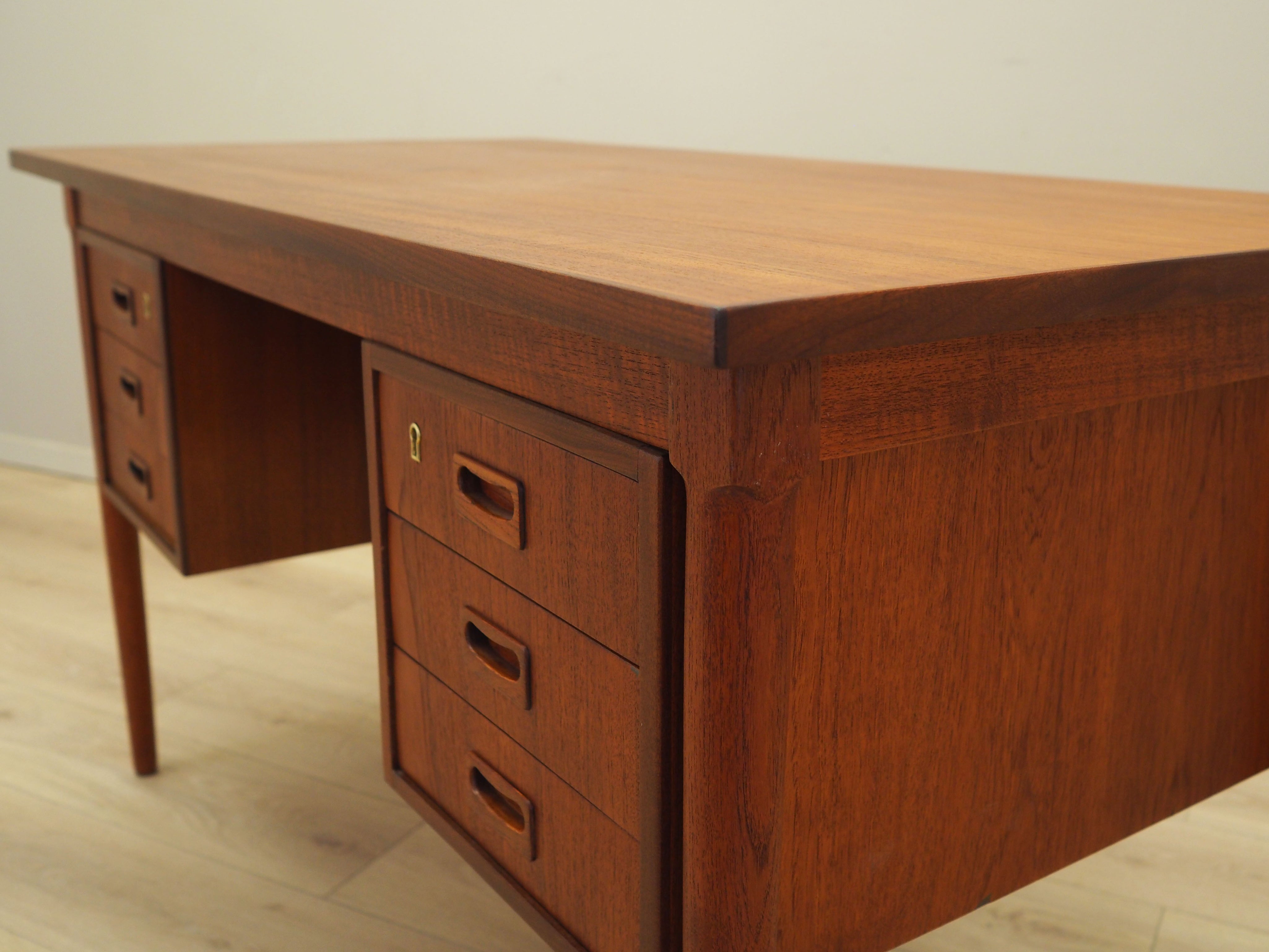 Teak_Desk,_Veneer,_1970s,_Denmark