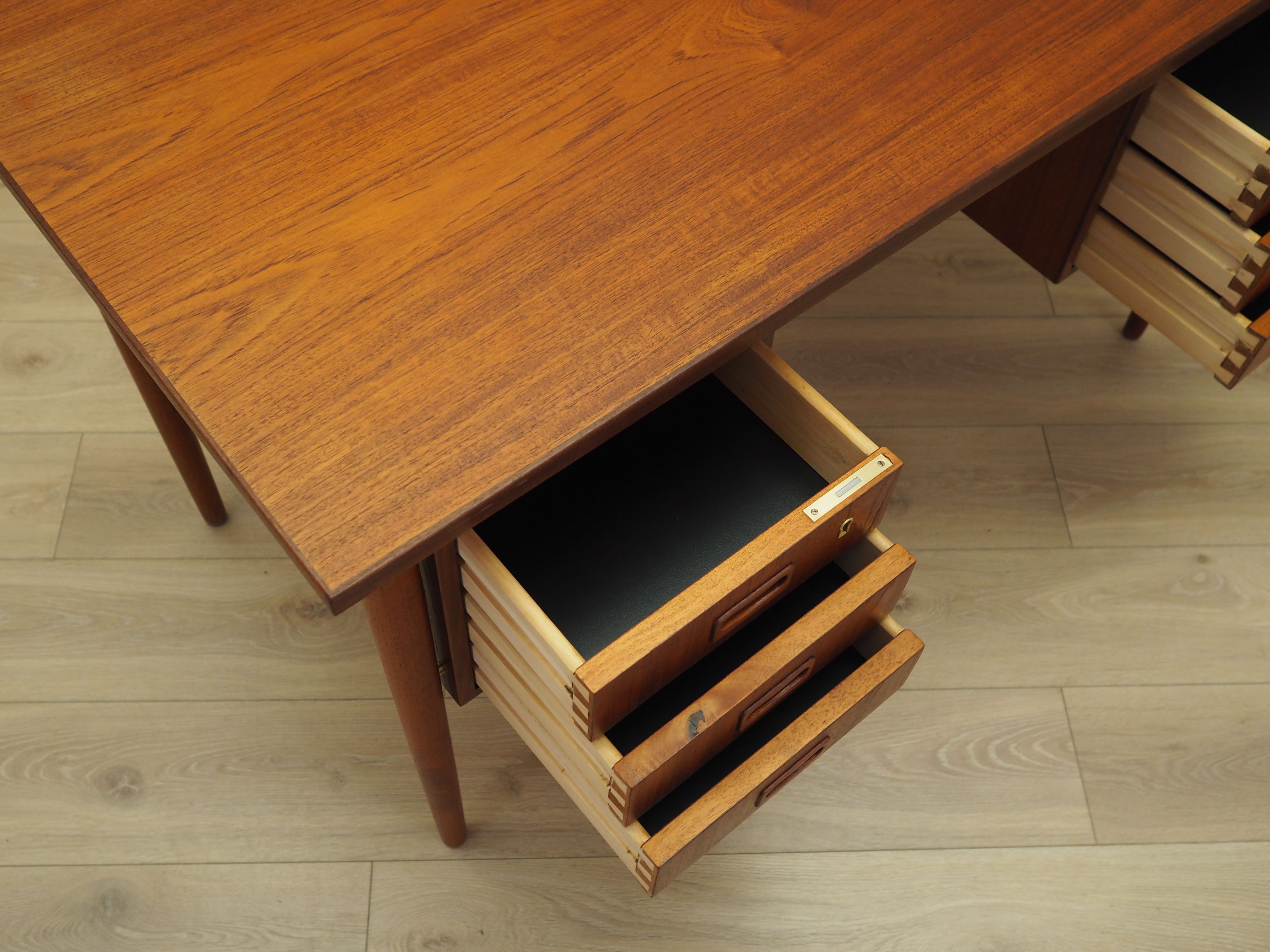 Teak_Desk,_Veneer,_1970s,_Denmark