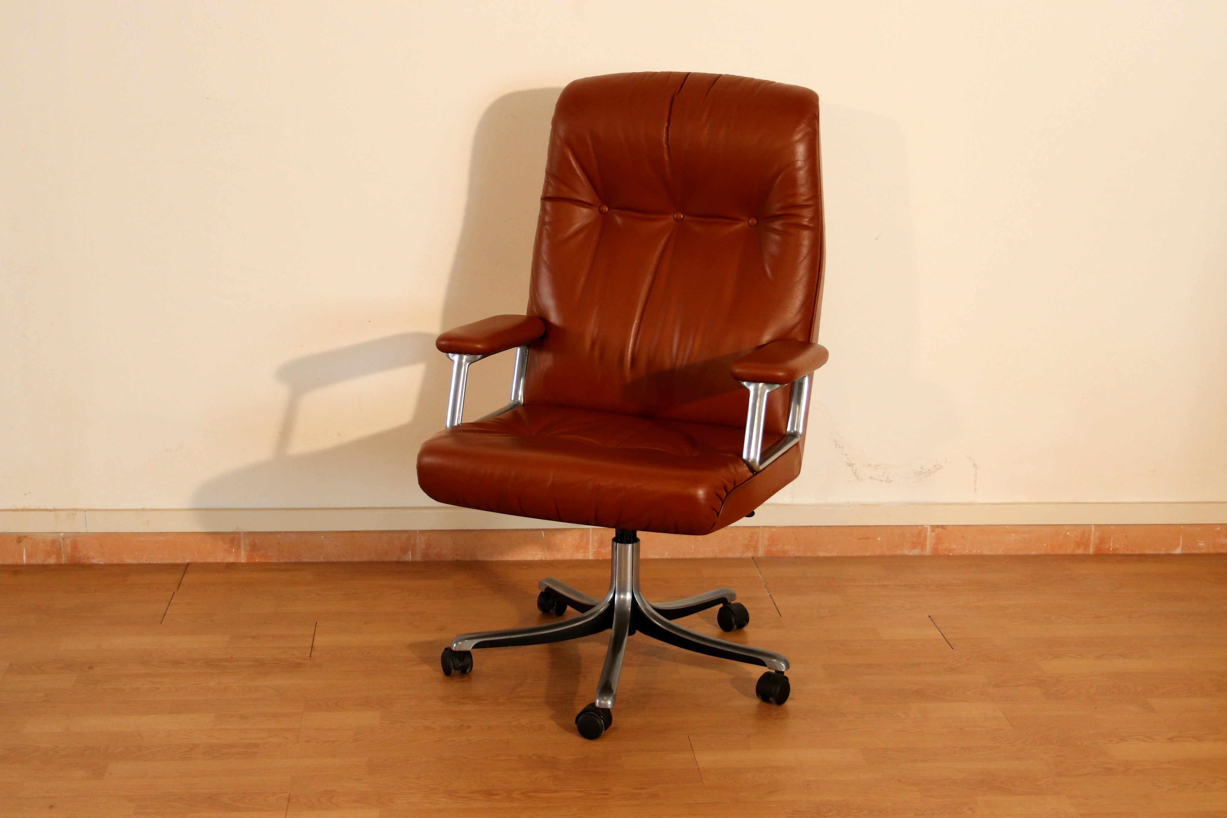 P126_Executive_Office_Chair_by_Osvaldo_Borsani_for_Tecno_in_Black_Leather,_Italy_1966