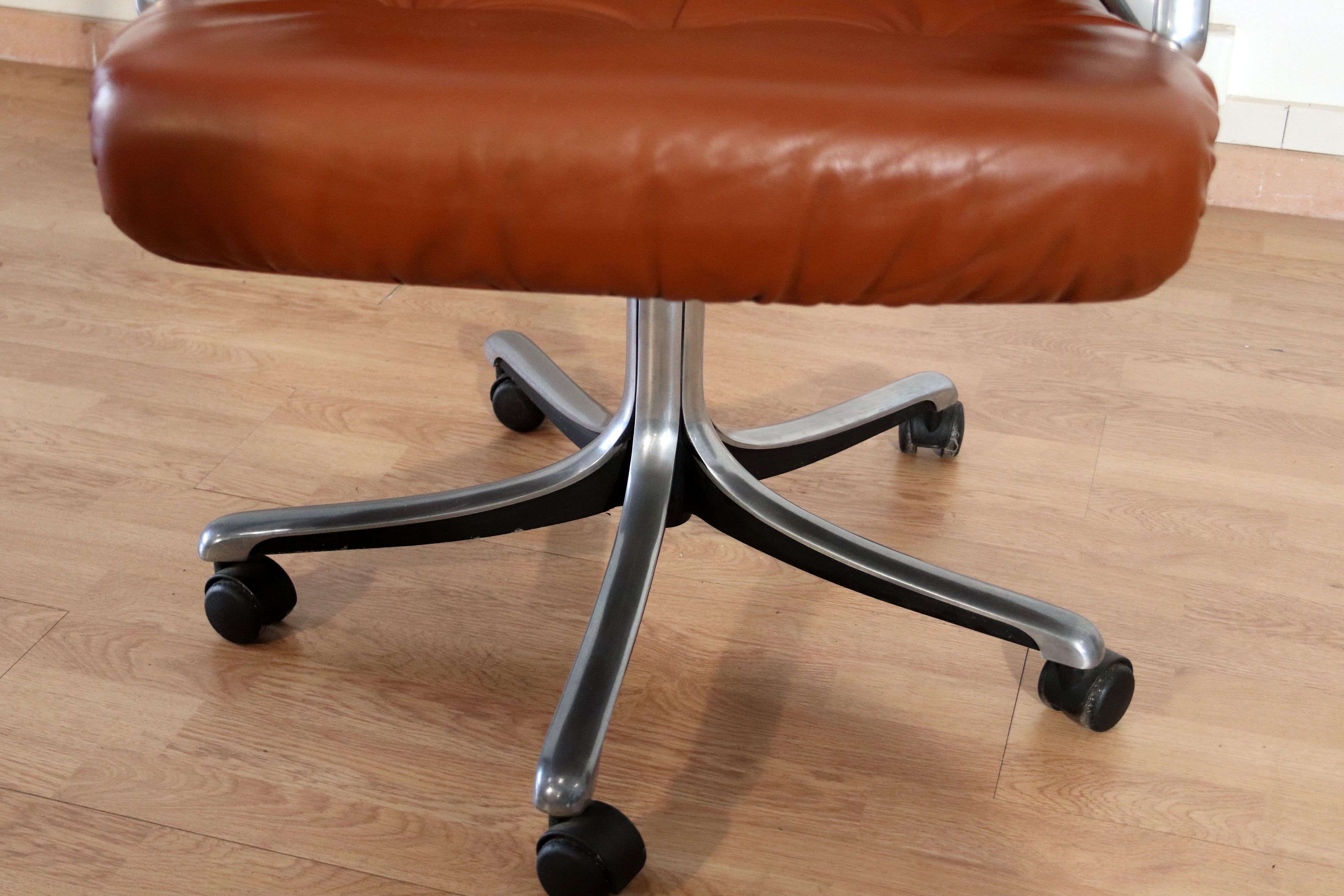 P126_Executive_Office_Chair_by_Osvaldo_Borsani_for_Tecno_in_Black_Leather,_Italy_1966
