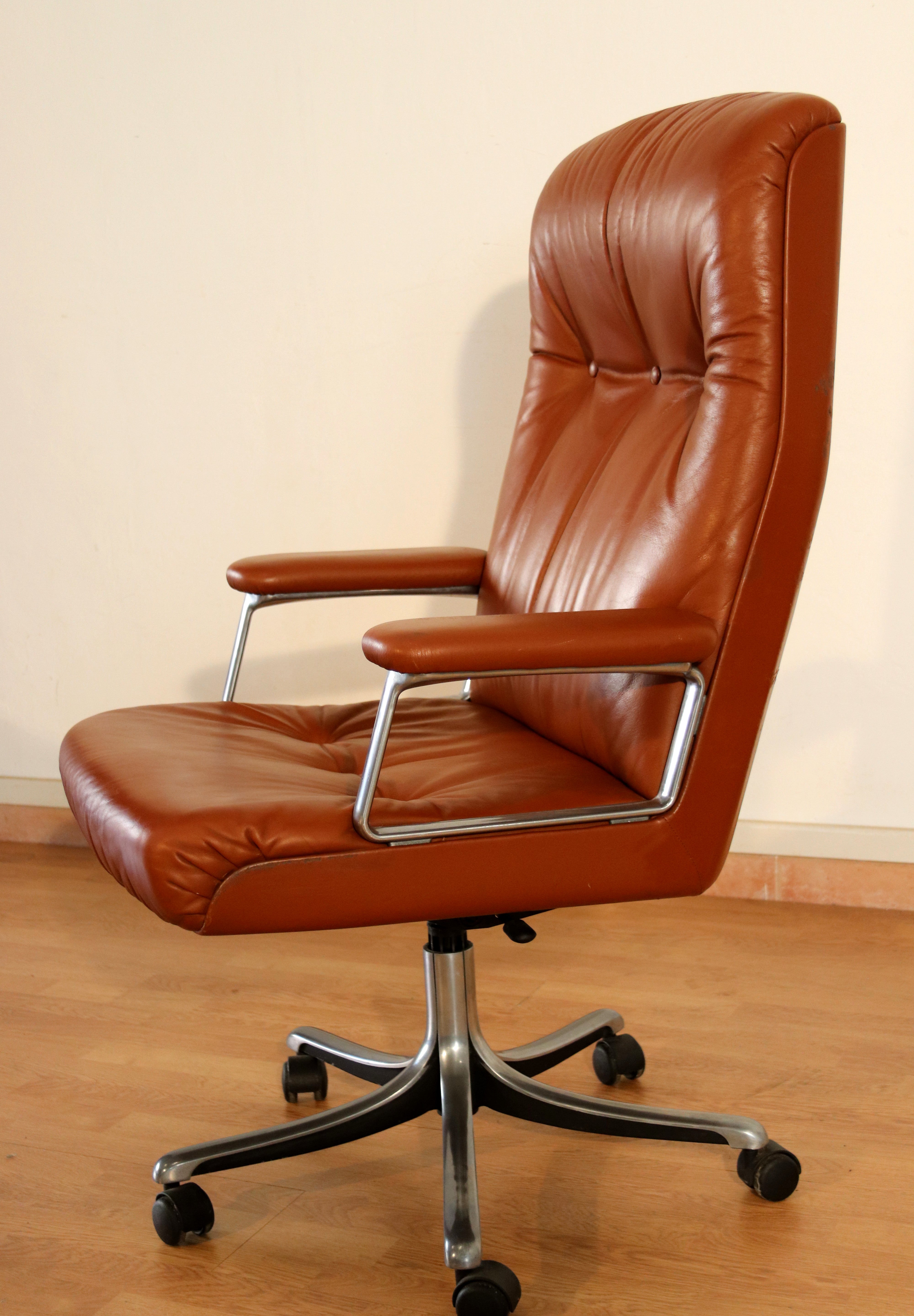 P126_Executive_Office_Chair_by_Osvaldo_Borsani_for_Tecno_in_Black_Leather,_Italy_1966