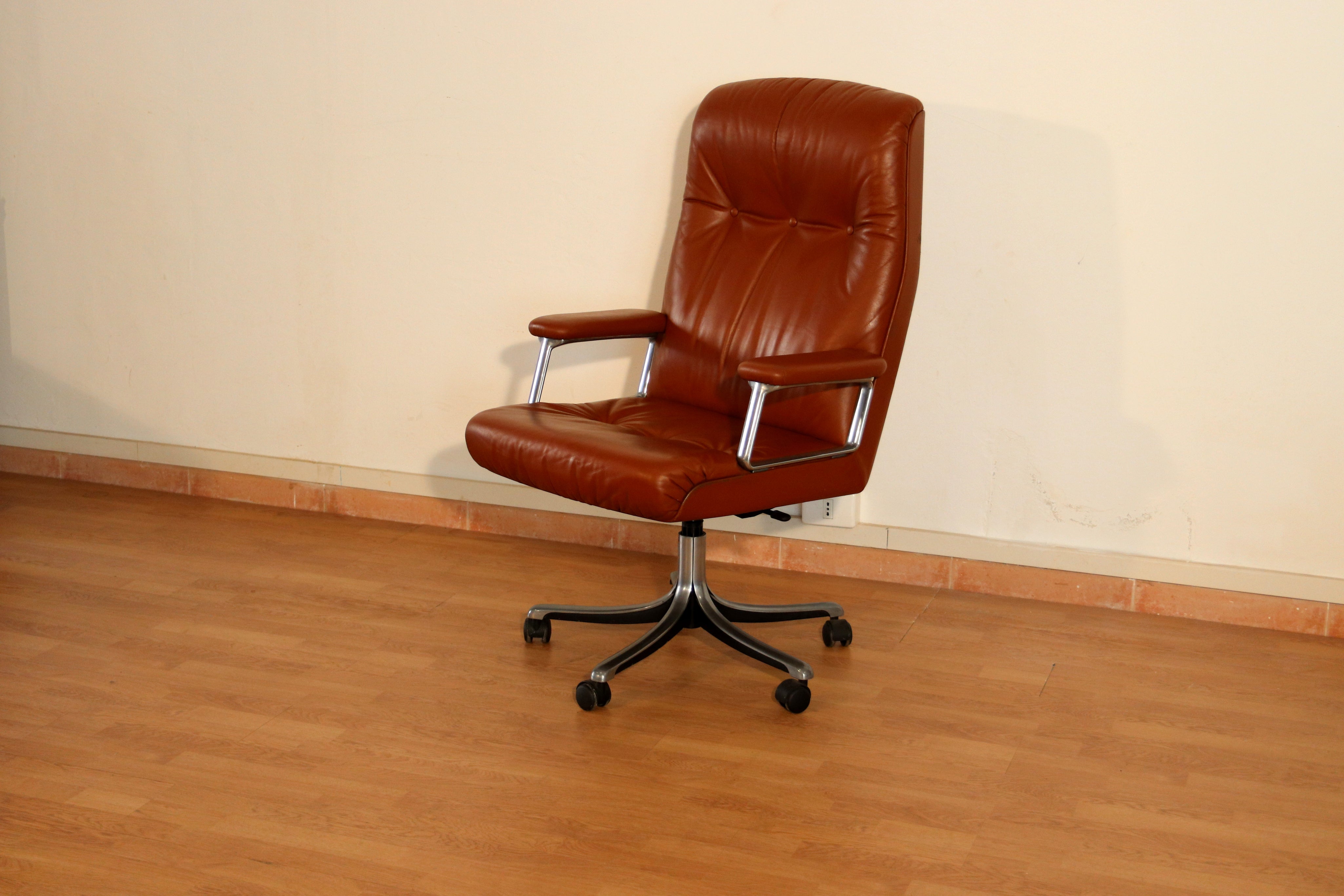 P126_Executive_Office_Chair_by_Osvaldo_Borsani_for_Tecno_in_Black_Leather,_Italy_1966