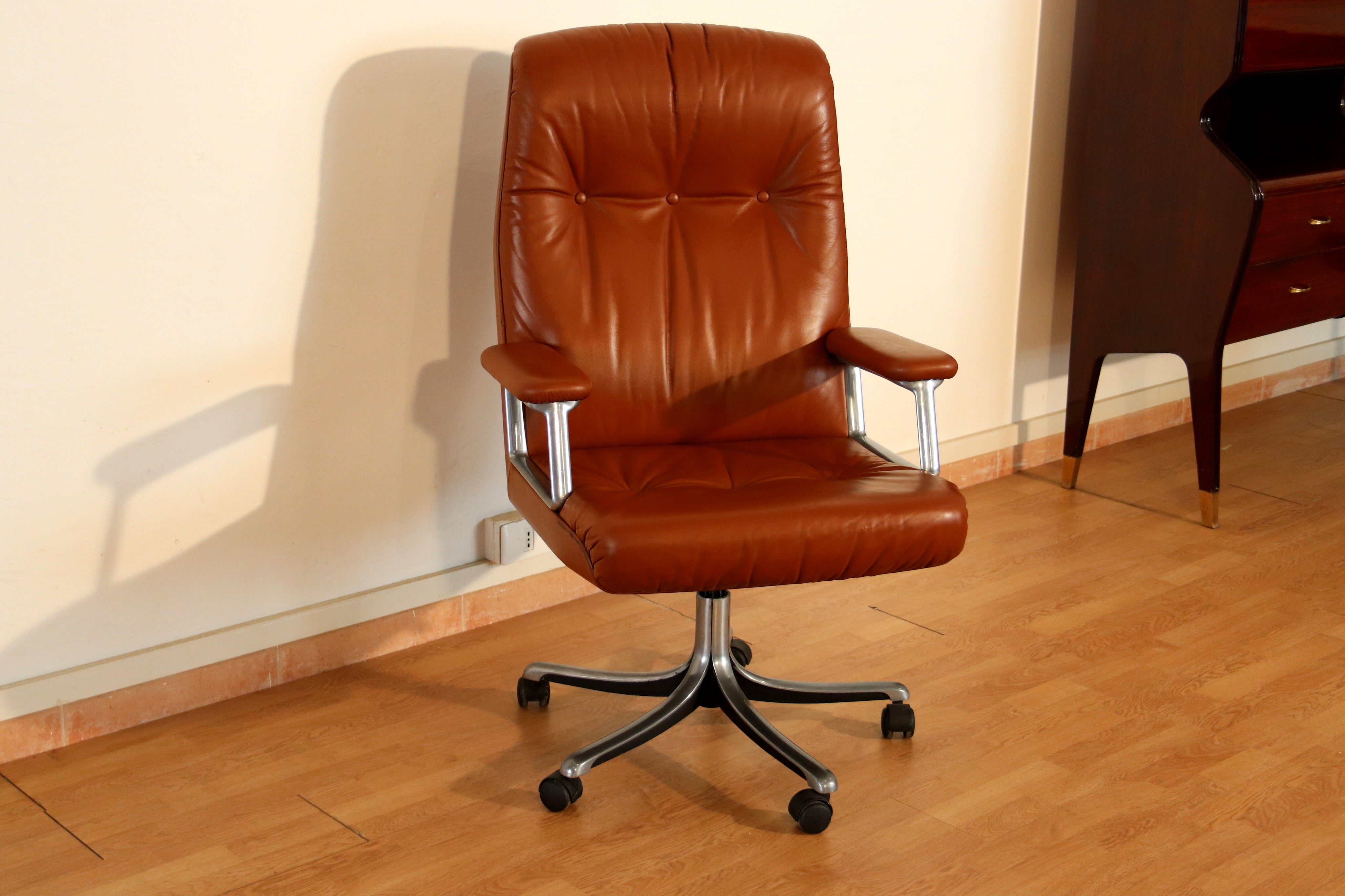 P126_Executive_Office_Chair_by_Osvaldo_Borsani_for_Tecno_in_Black_Leather,_Italy_1966