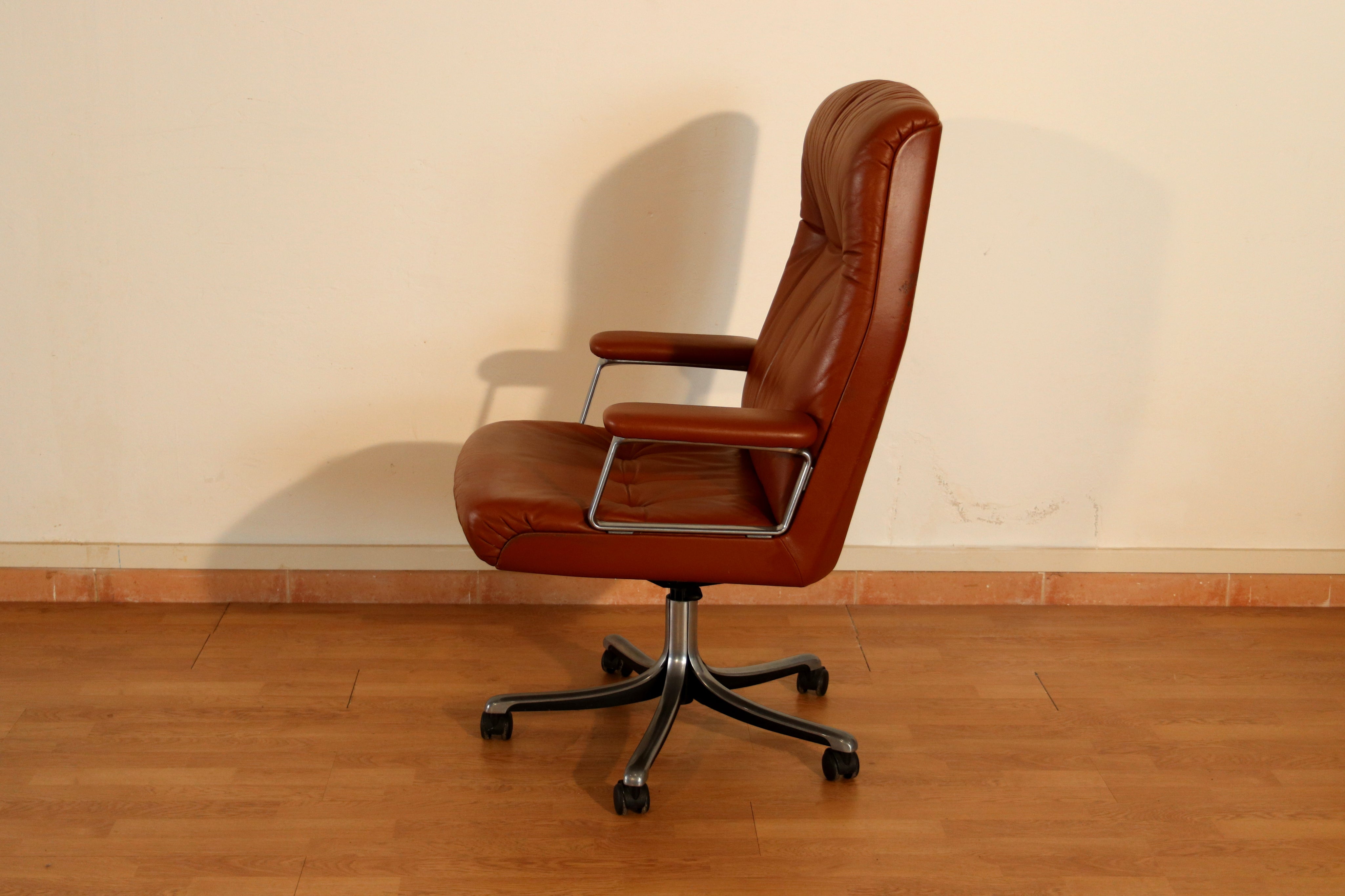 P126_Executive_Office_Chair_by_Osvaldo_Borsani_for_Tecno_in_Black_Leather,_Italy_1966