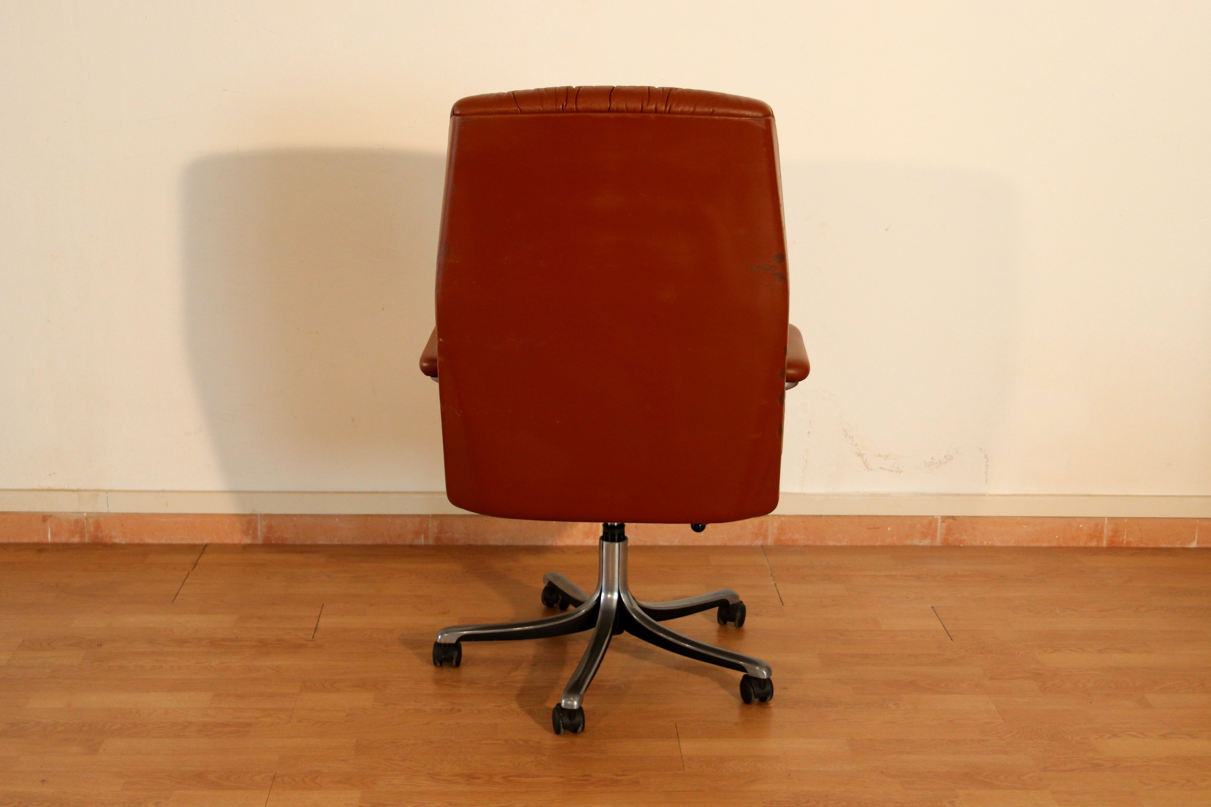 P126_Executive_Office_Chair_by_Osvaldo_Borsani_for_Tecno_in_Black_Leather,_Italy_1966