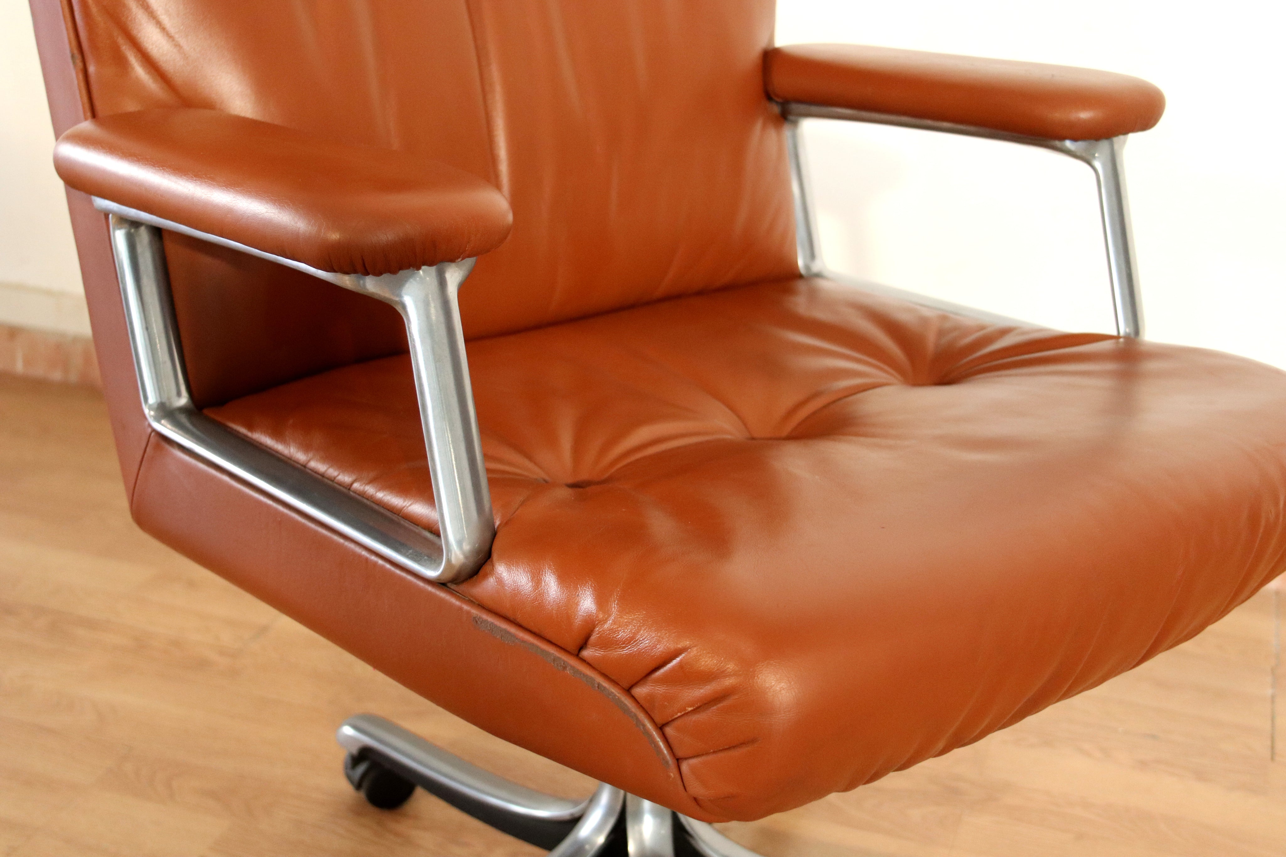 P126_Executive_Office_Chair_by_Osvaldo_Borsani_for_Tecno_in_Black_Leather,_Italy_1966