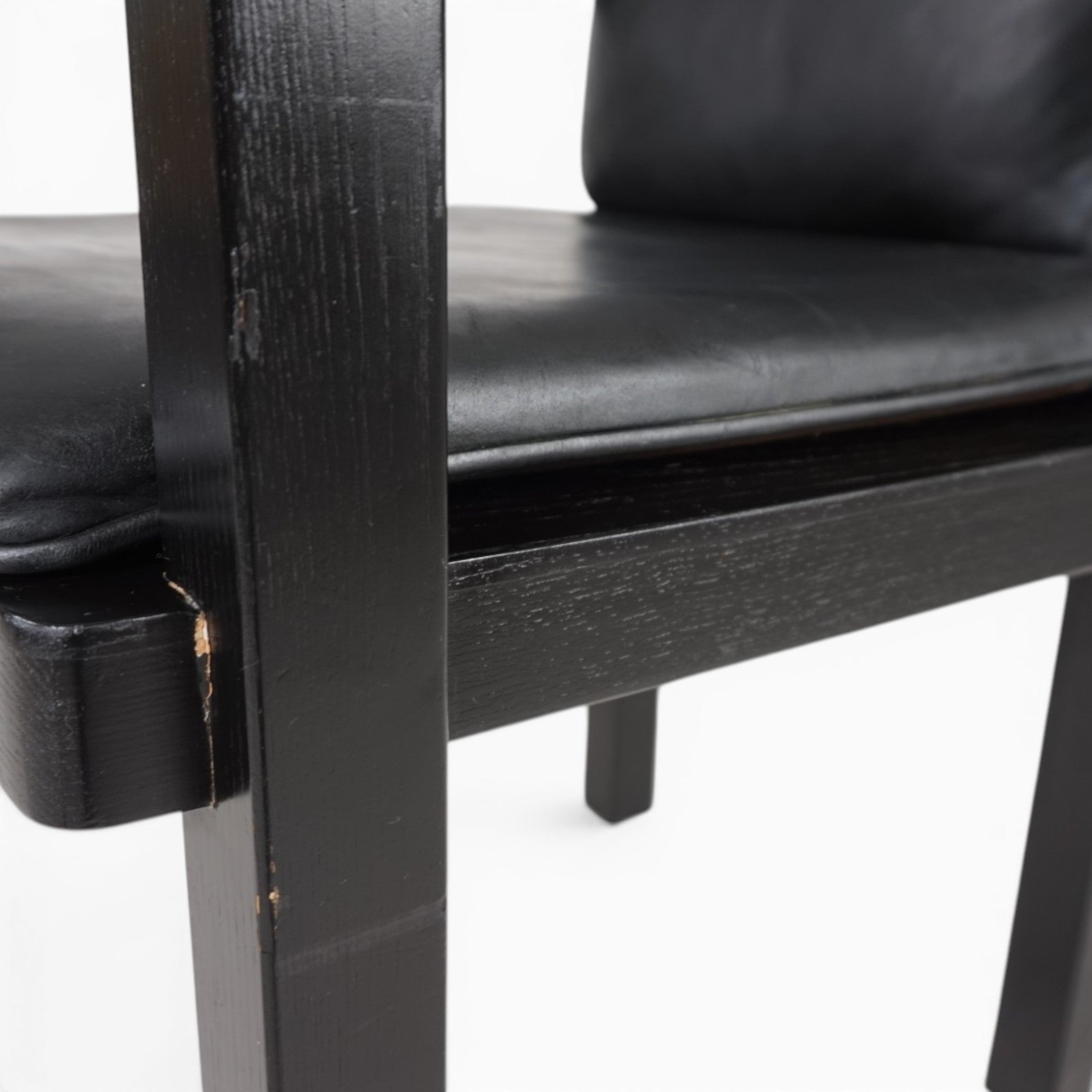 Walter_Gropius_D51_Fagus_Armchair_for_Tecta_in_Black_Leather,_Bauhaus_Design