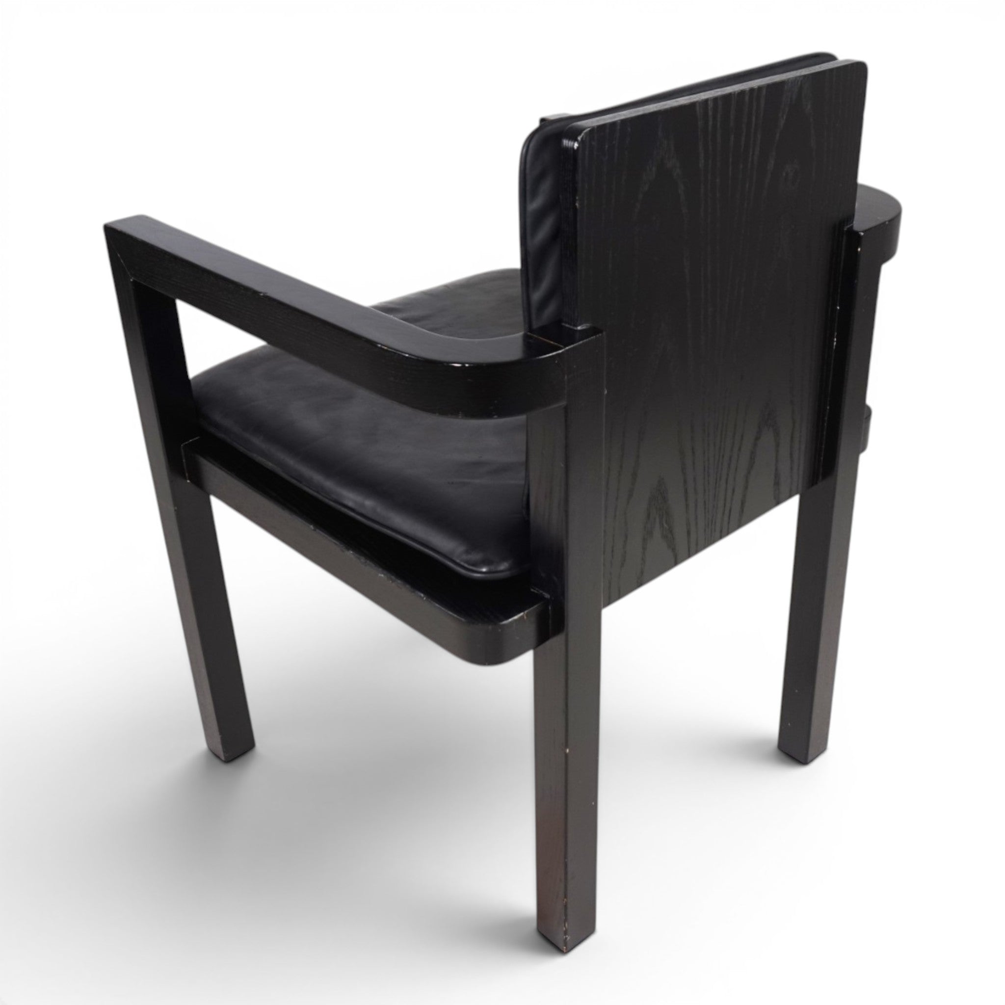 Walter_Gropius_D51_Fagus_Armchair_for_Tecta_in_Black_Leather,_Bauhaus_Design