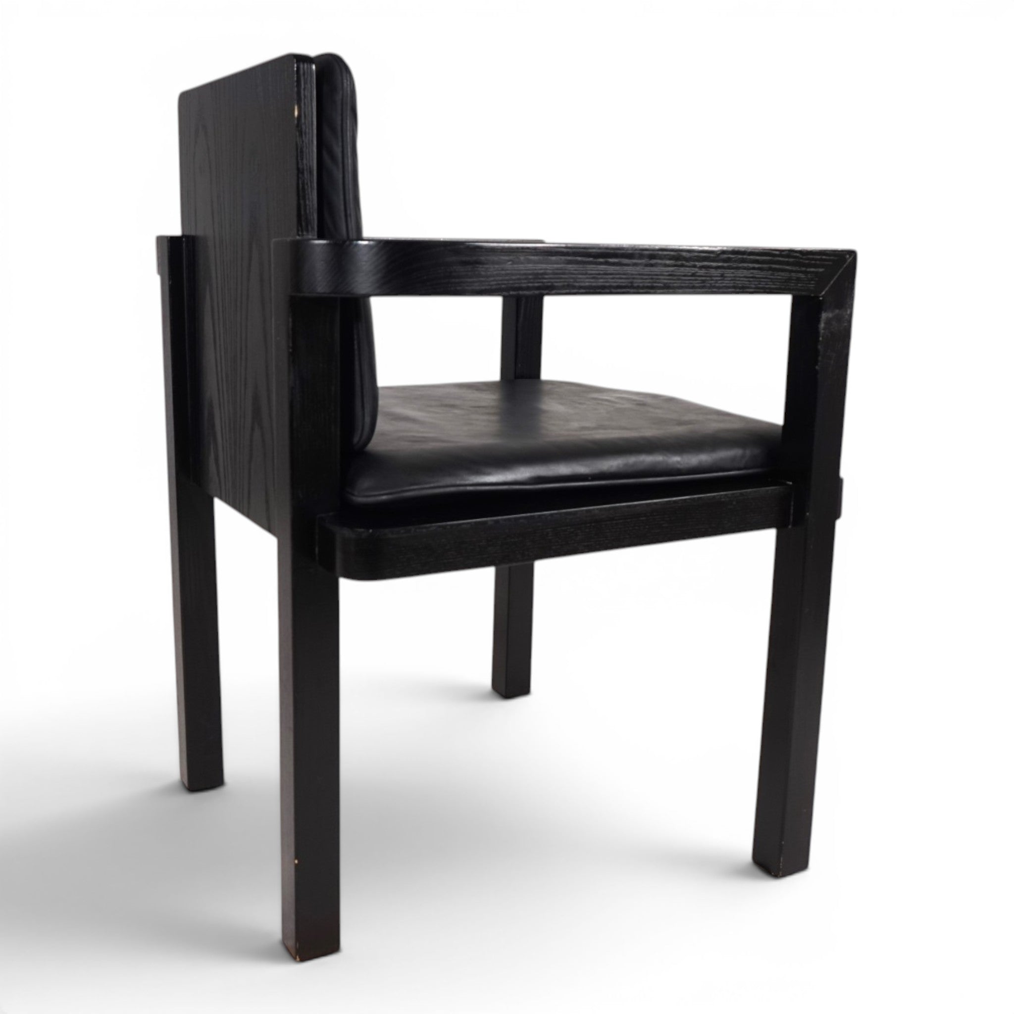 Walter_Gropius_D51_Fagus_Armchair_for_Tecta_in_Black_Leather,_Bauhaus_Design