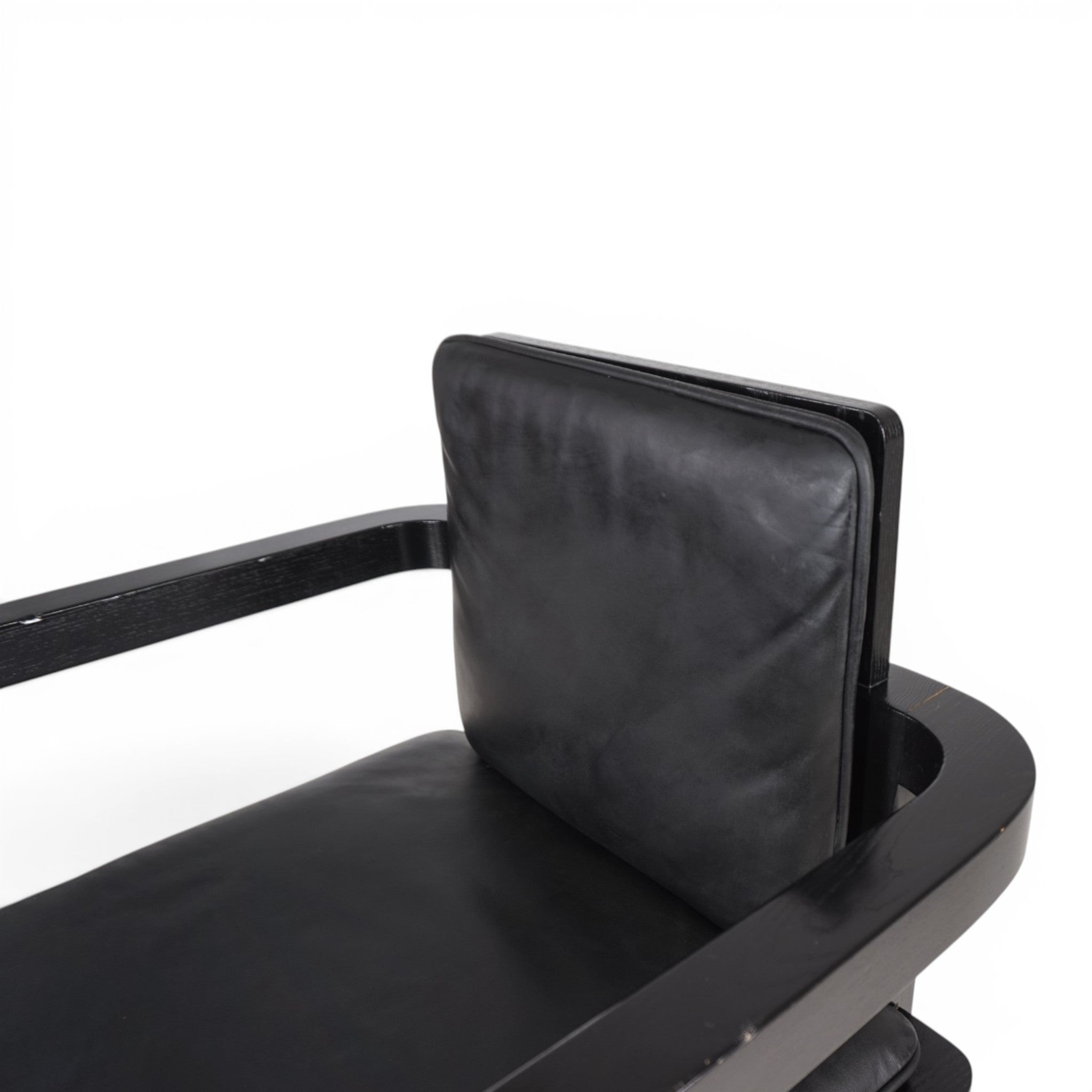 Walter_Gropius_D51_Fagus_Armchair_for_Tecta_in_Black_Leather,_Bauhaus_Design