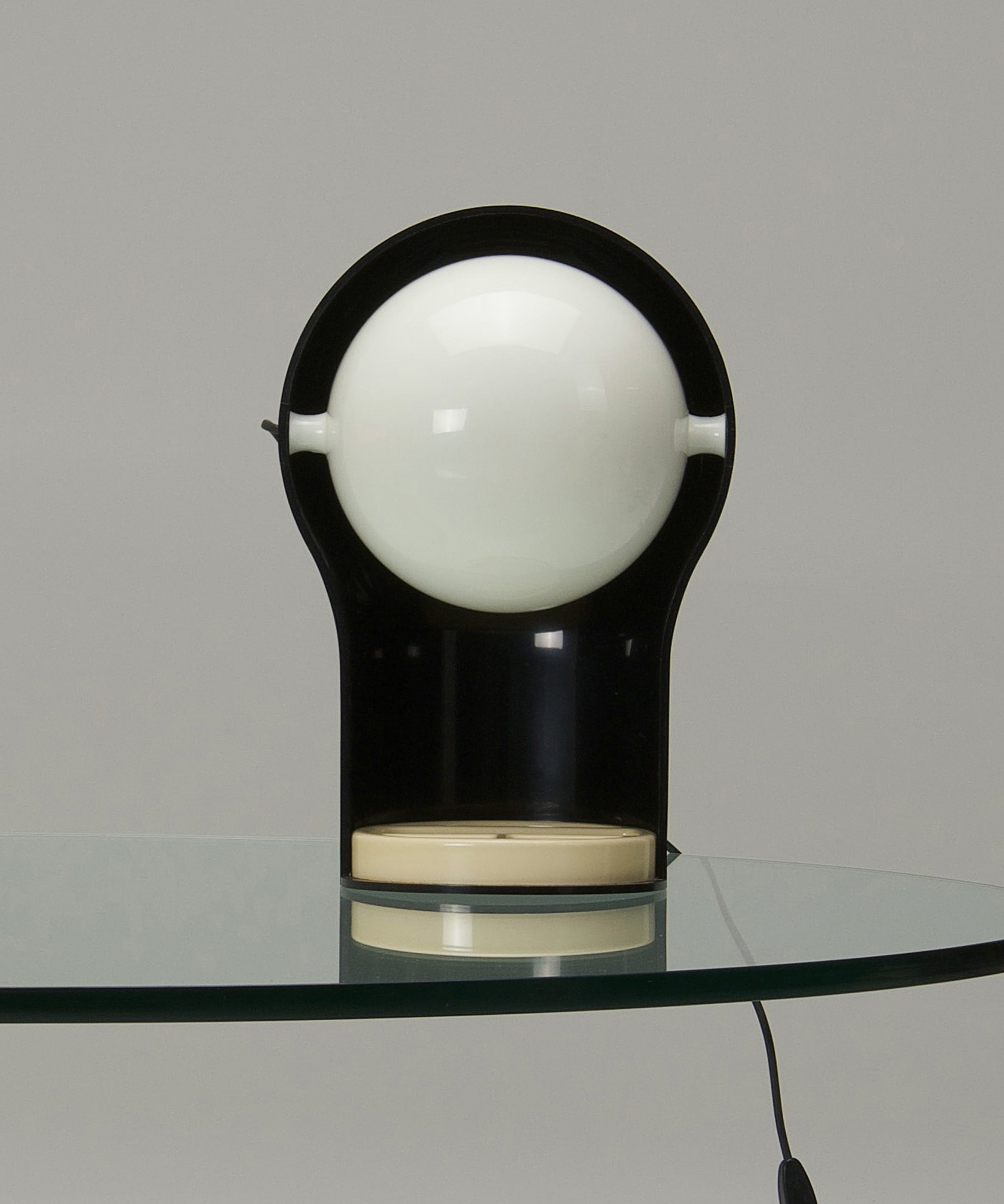 Telegono_Table_Lamp_by_Vico_Magistretti