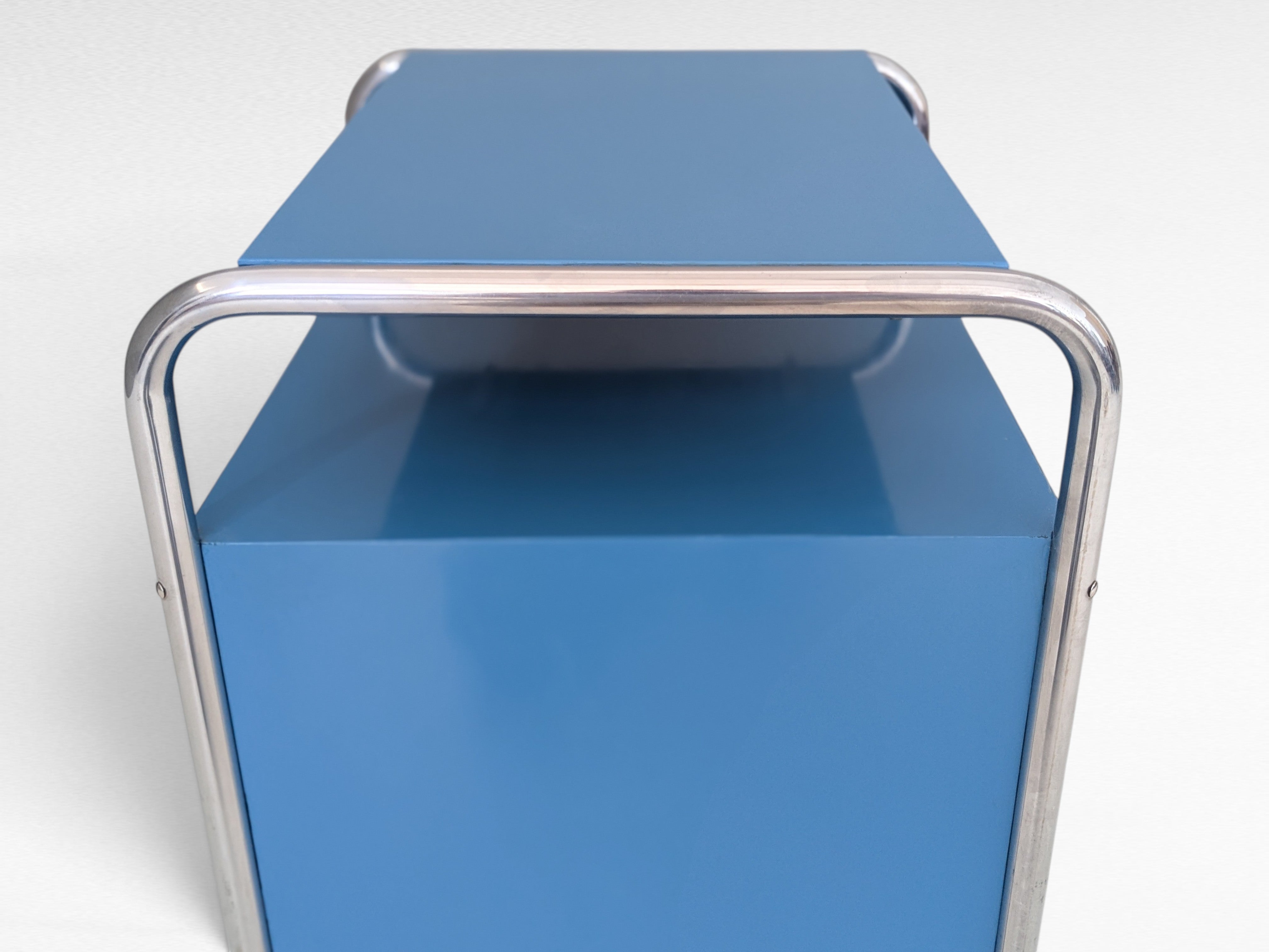Jindřich_Fenyves_B_107_Bauhaus_Nightstand_for_Thonet_in_Blue_Lacquer_and_Chrome,_1930s