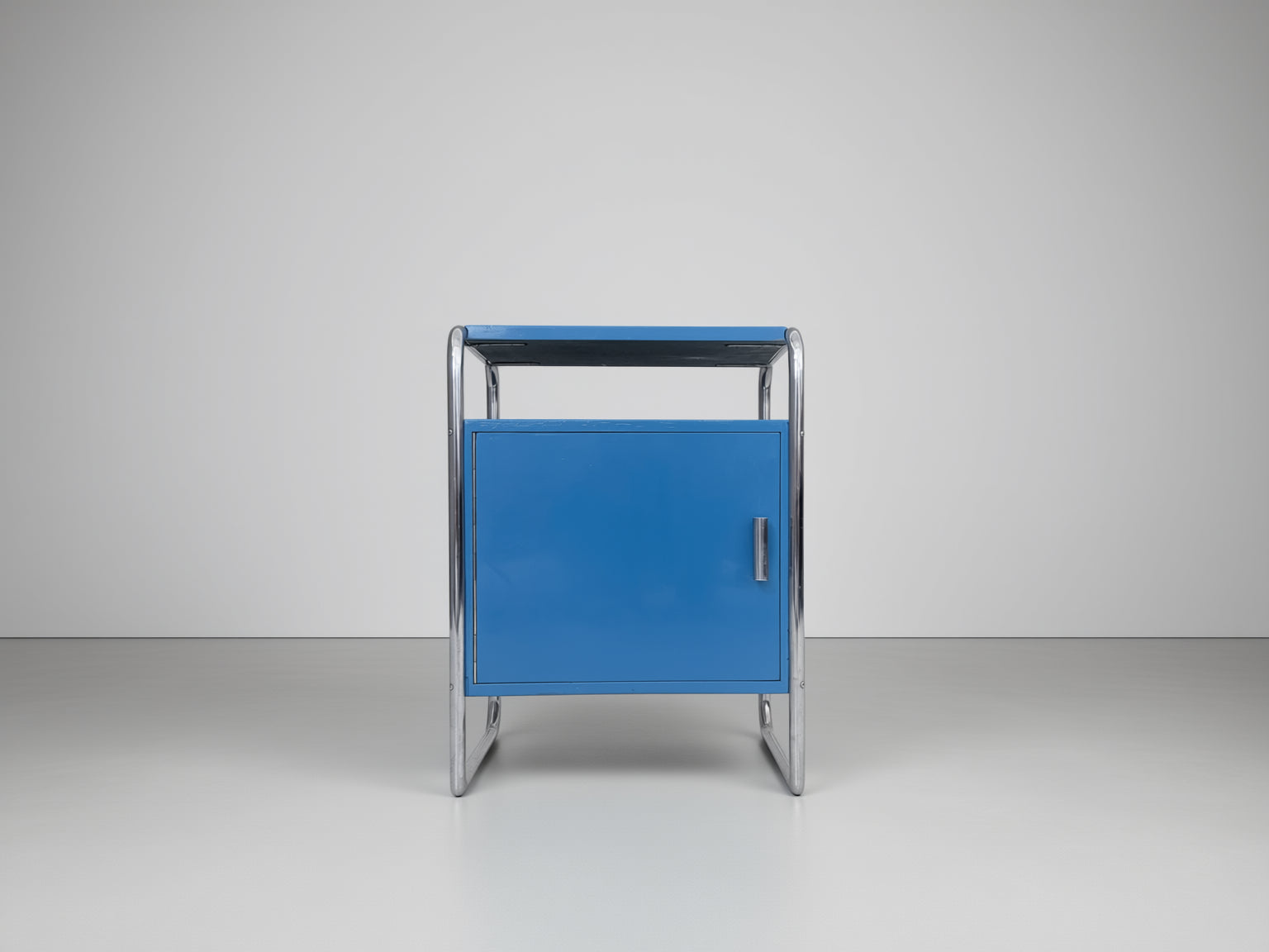 Jindřich_Fenyves_B_107_Bauhaus_Nightstand_for_Thonet_in_Blue_Lacquer_and_Chrome,_1930s