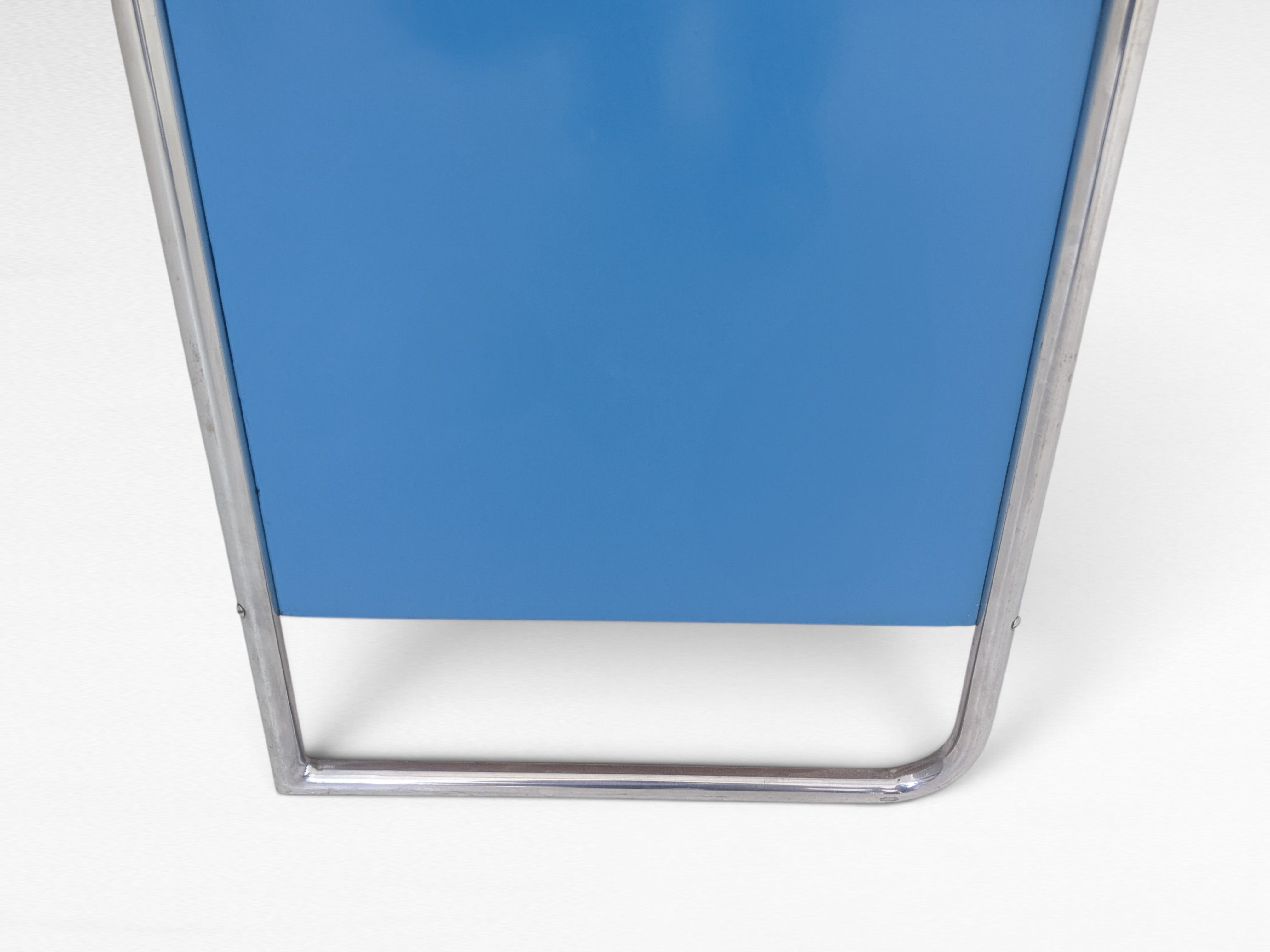 Jindřich_Fenyves_B_107_Bauhaus_Nightstand_for_Thonet_in_Blue_Lacquer_and_Chrome,_1930s