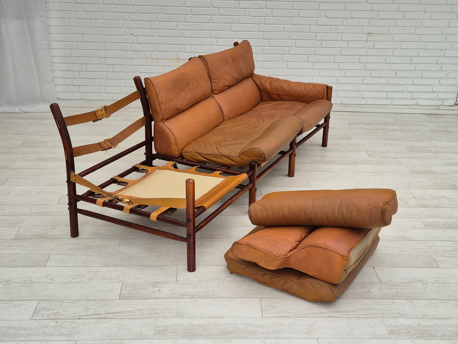 Kontiki_Sofa_by_Arne_Norell,_1960s,_Sweden