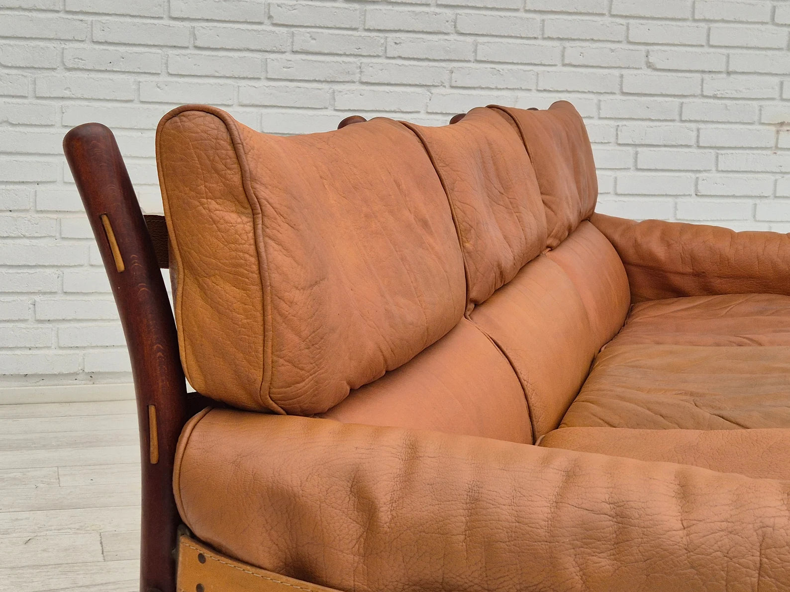 Kontiki_Sofa_by_Arne_Norell,_1960s,_Sweden