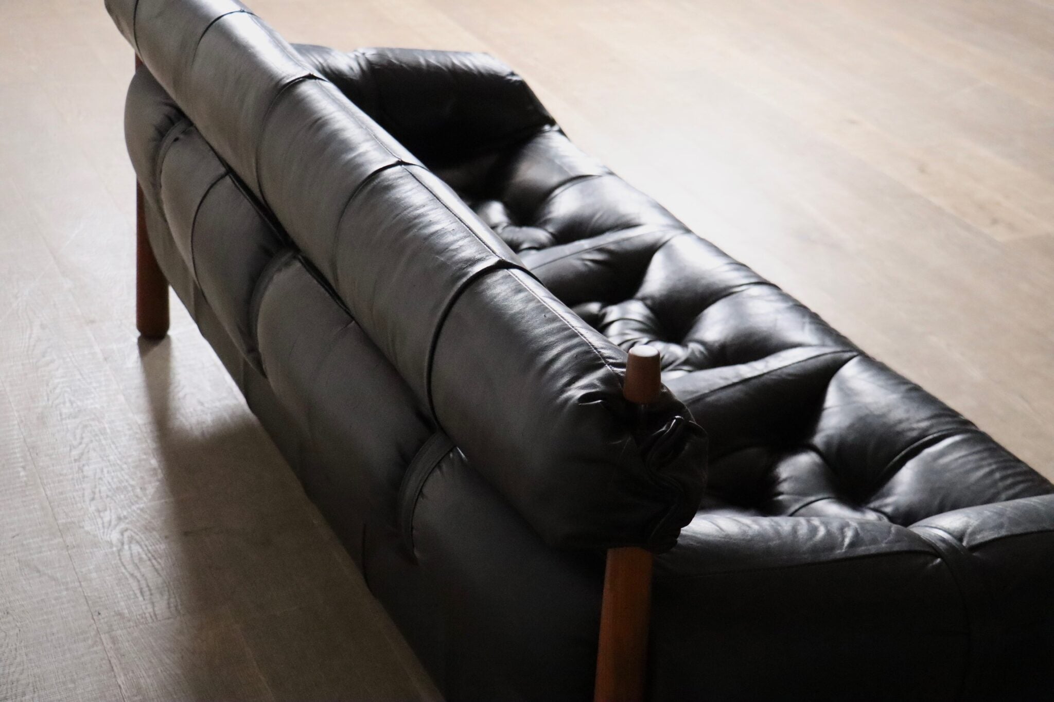 Three_Seater_Sofa_MP-81_by_Percival_Lafer_from_1970s_Brazil