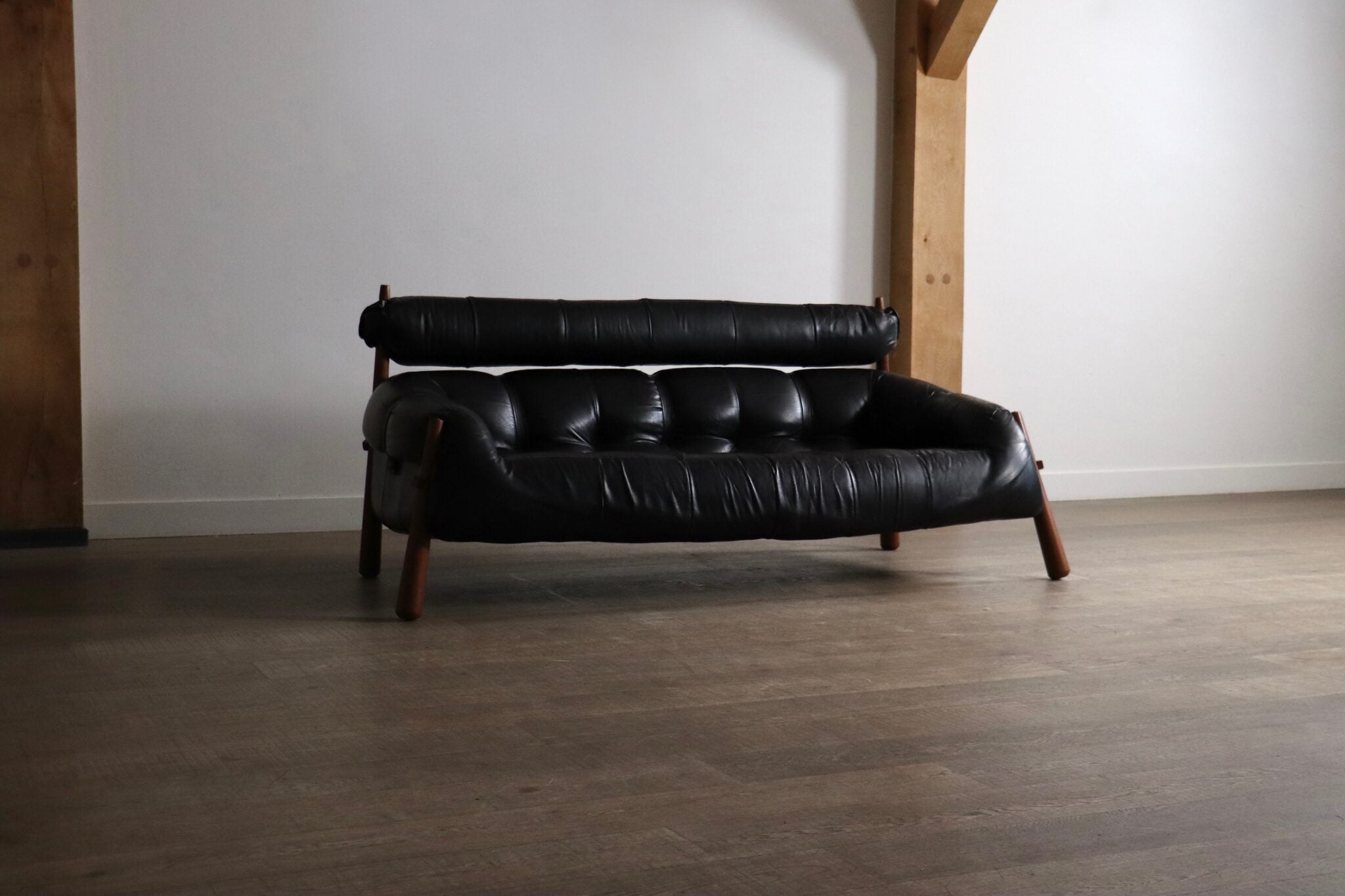 Three_Seater_Sofa_MP-81_by_Percival_Lafer_from_1970s_Brazil