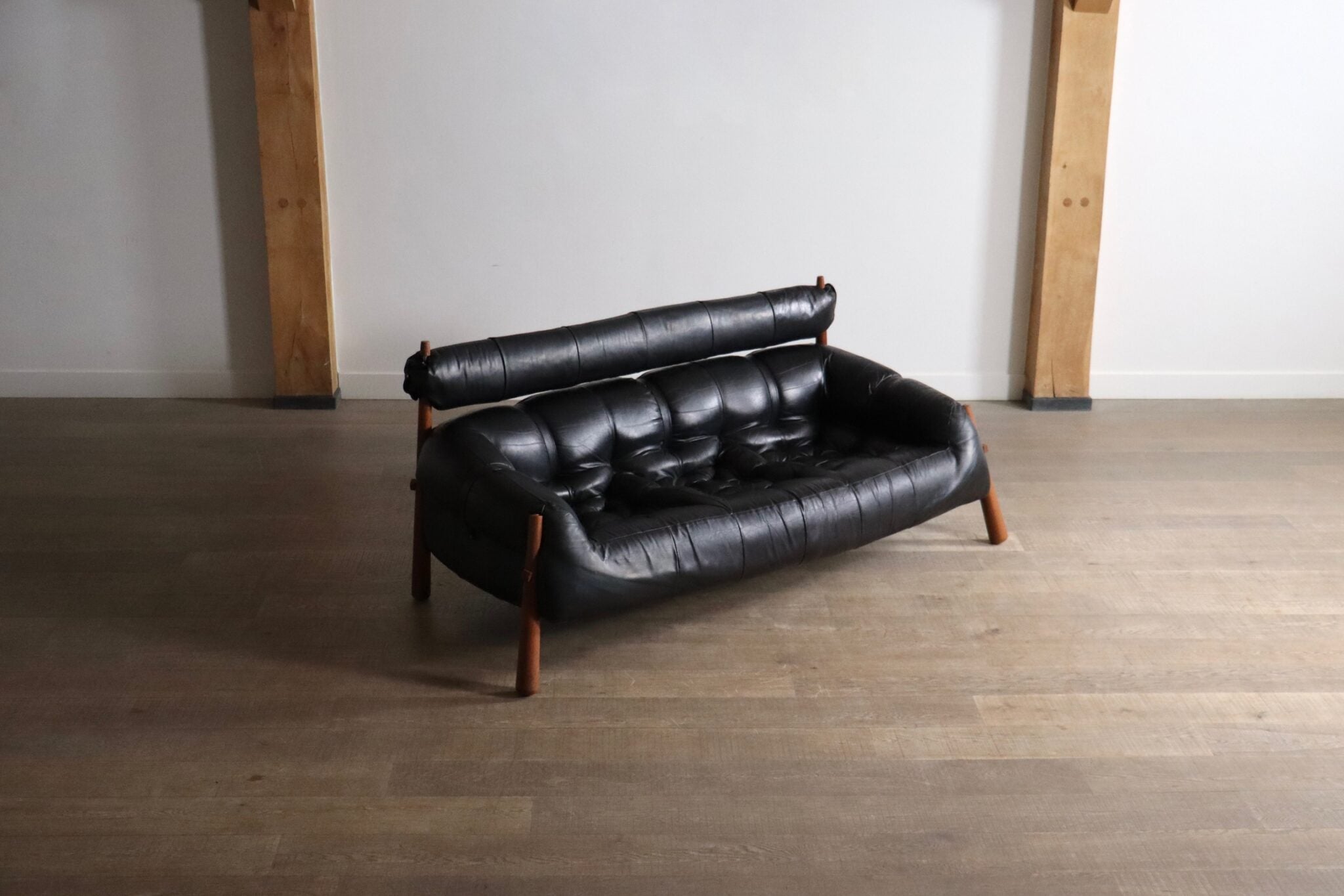 Three_Seater_Sofa_MP-81_by_Percival_Lafer_from_1970s_Brazil