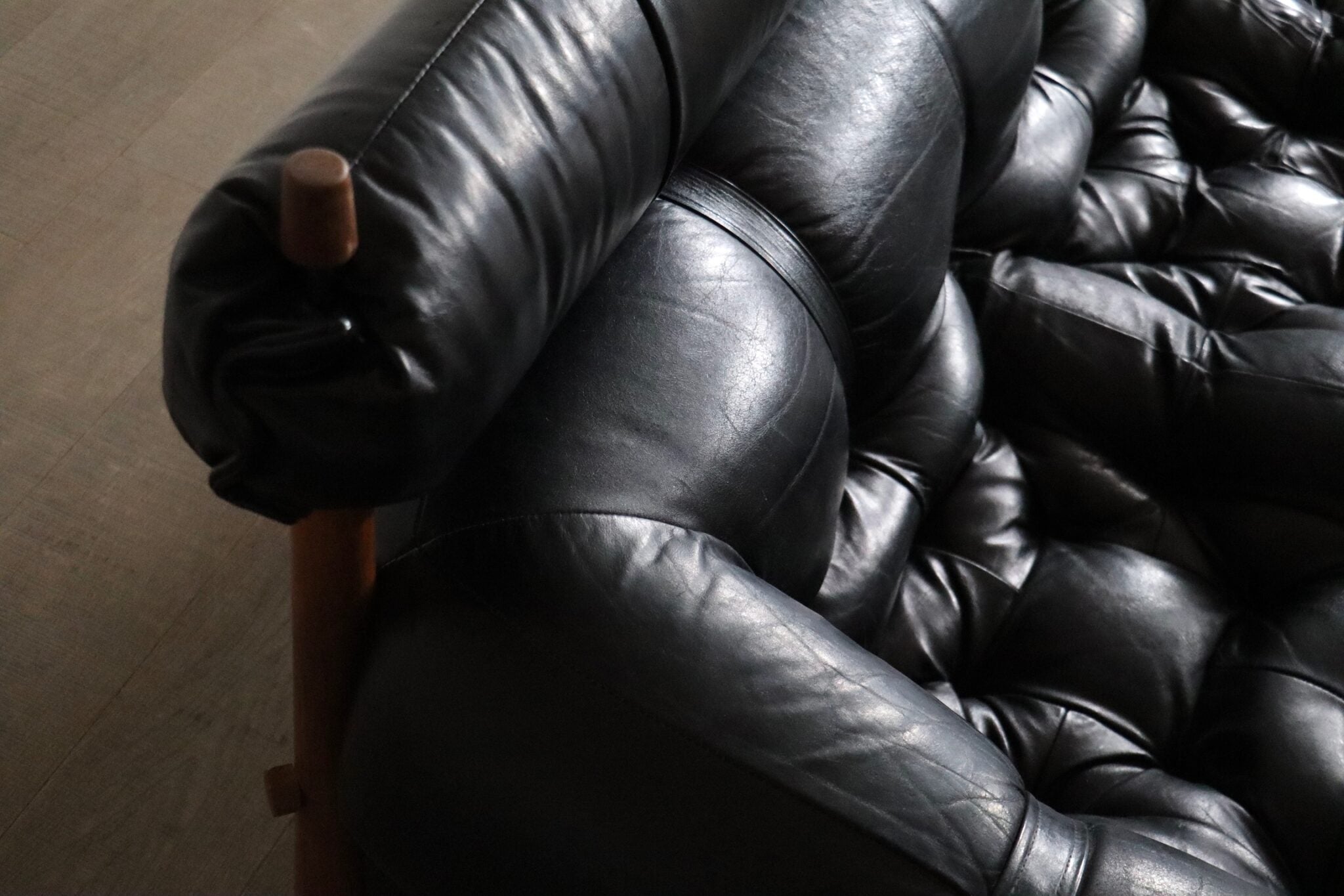 Three_Seater_Sofa_MP-81_by_Percival_Lafer_from_1970s_Brazil