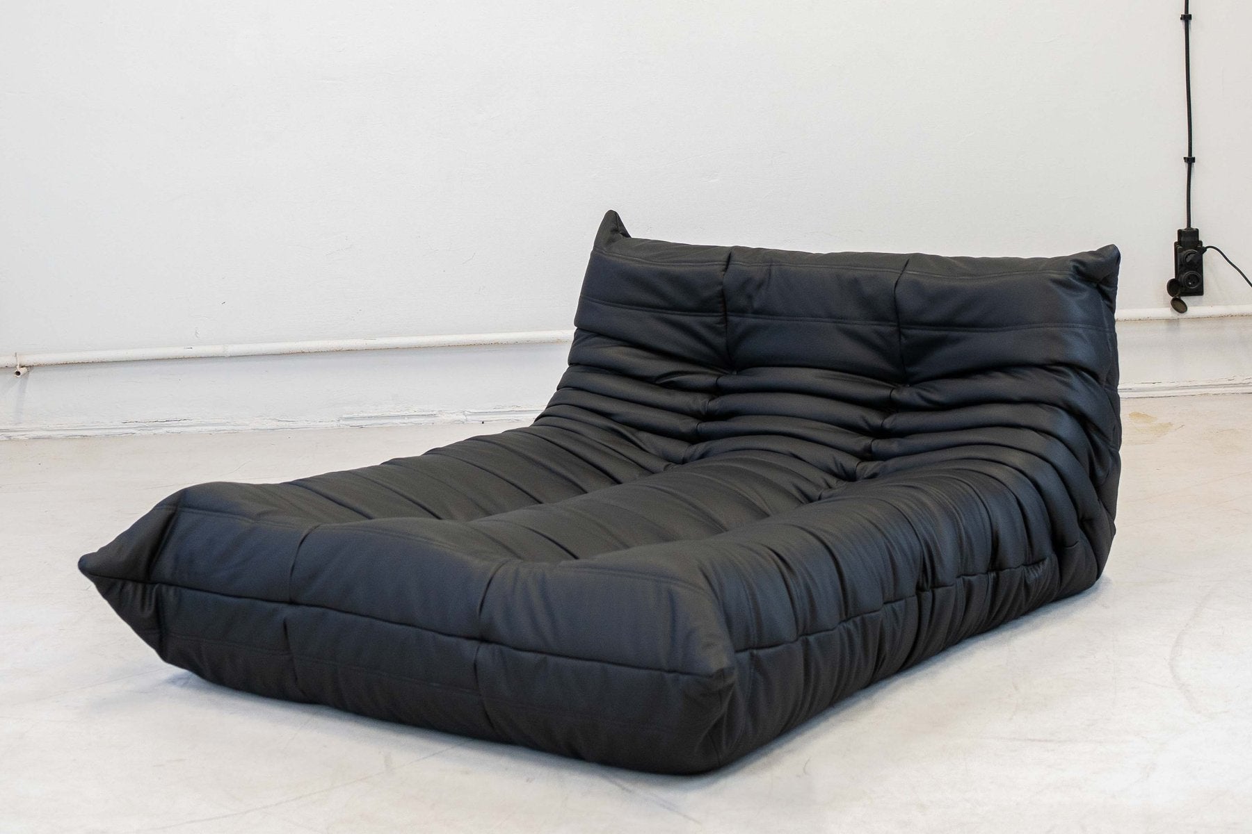 Togo_Chaise_Lounge_in_Black_Leather_by_Michel_Ducaroy_for_Ligne_Roset,_France,_1977